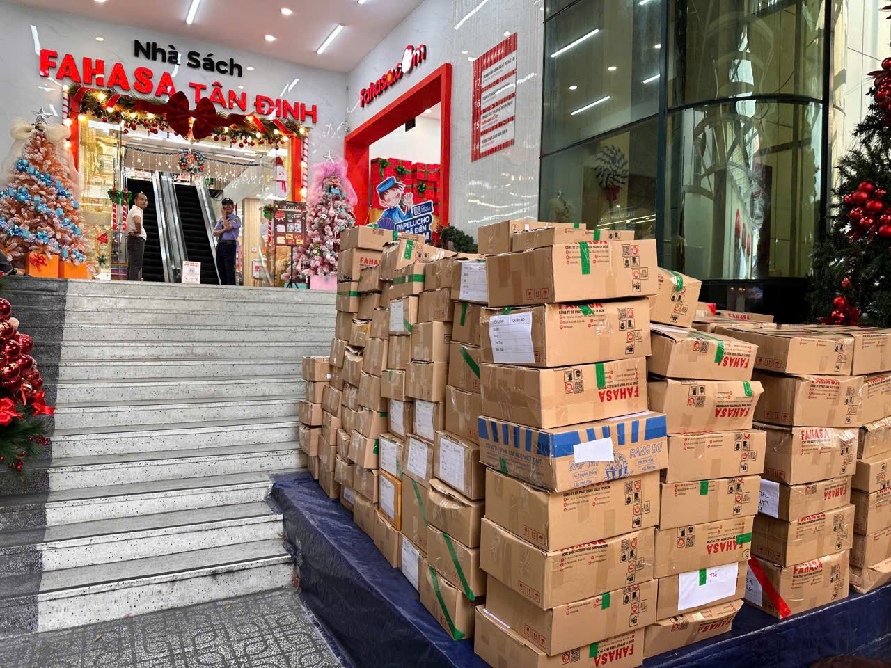 FAHASA Hướng Về Miền Trung Chung Tay Sẻ Chia Cùng Đồng Bào Vượt Qua Lũ Lụt FAHASA Triển Khai 3 Chương Trình Cứu Trợ