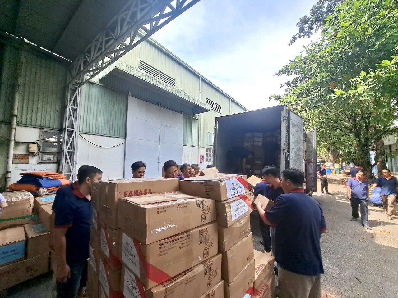 FAHASA Hướng Về Miền Trung Chung Tay Sẻ Chia Cùng Đồng Bào Vượt Qua Lũ Lụt FAHASA Triển Khai 3 Chương Trình Cứu Trợ