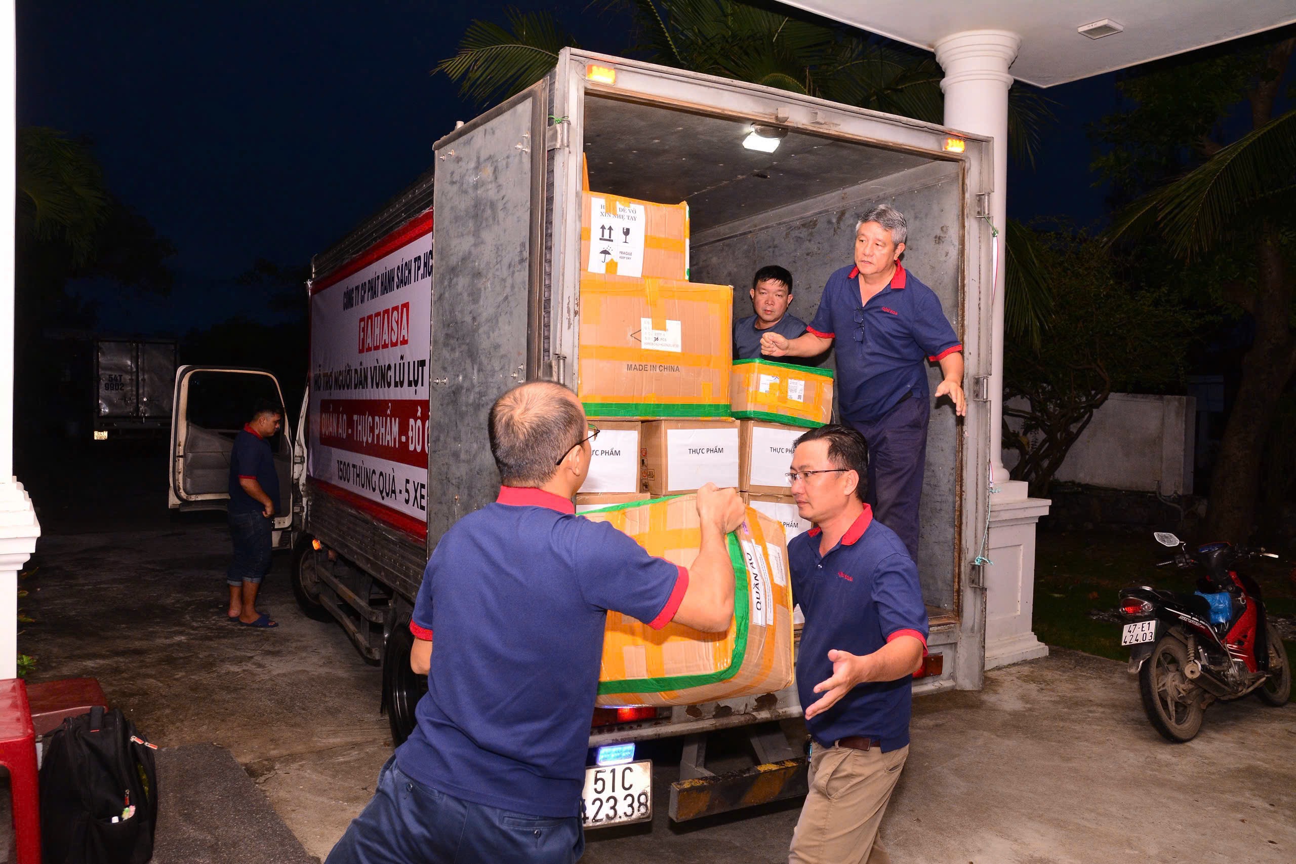 FAHASA Hướng Về Miền Trung Chung Tay Sẻ Chia Cùng Đồng Bào Vượt Qua Lũ Lụt FAHASA Triển Khai 3 Chương Trình Cứu Trợ