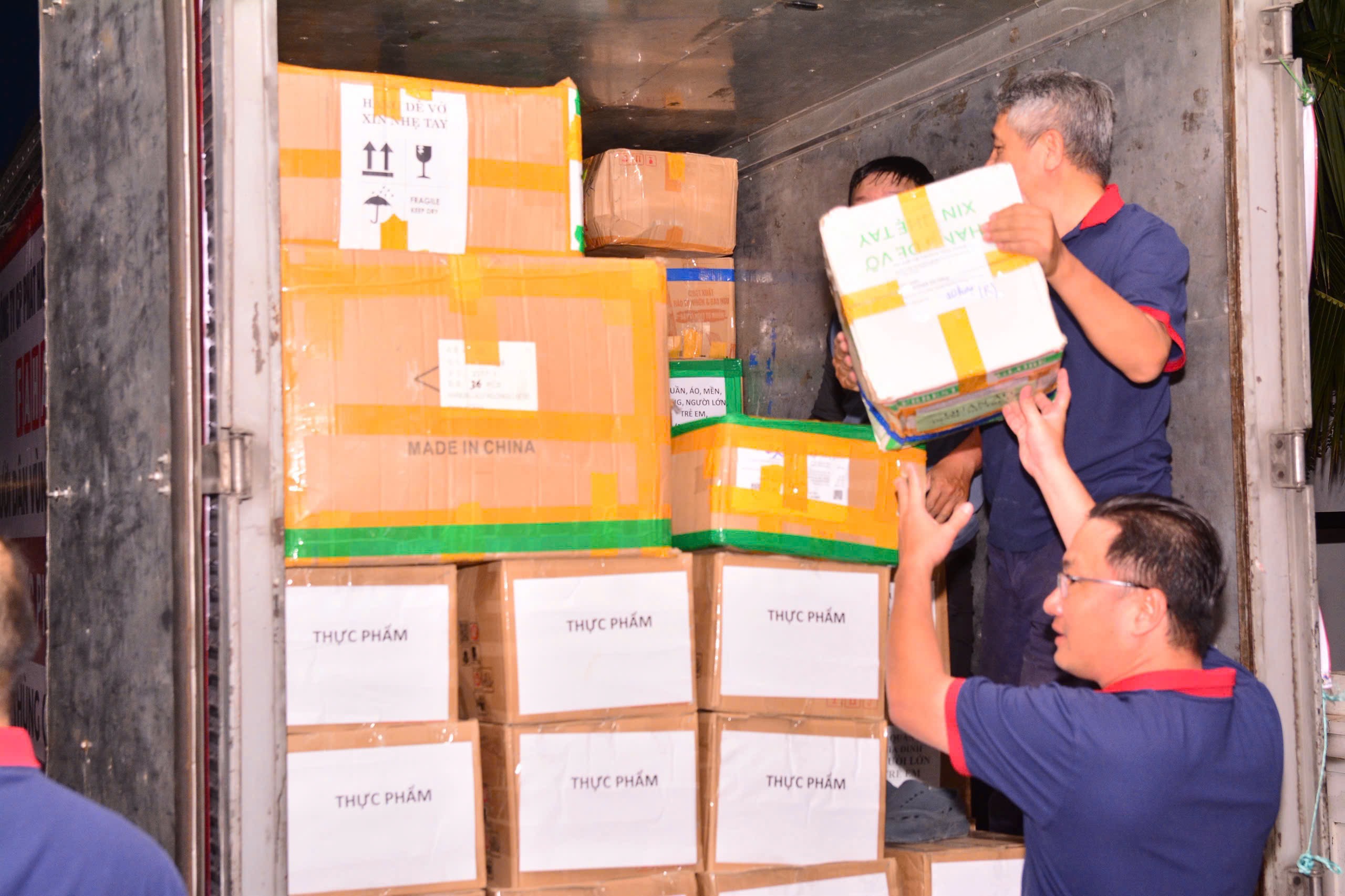 FAHASA Hướng Về Miền Trung Chung Tay Sẻ Chia Cùng Đồng Bào Vượt Qua Lũ Lụt FAHASA Triển Khai 3 Chương Trình Cứu Trợ