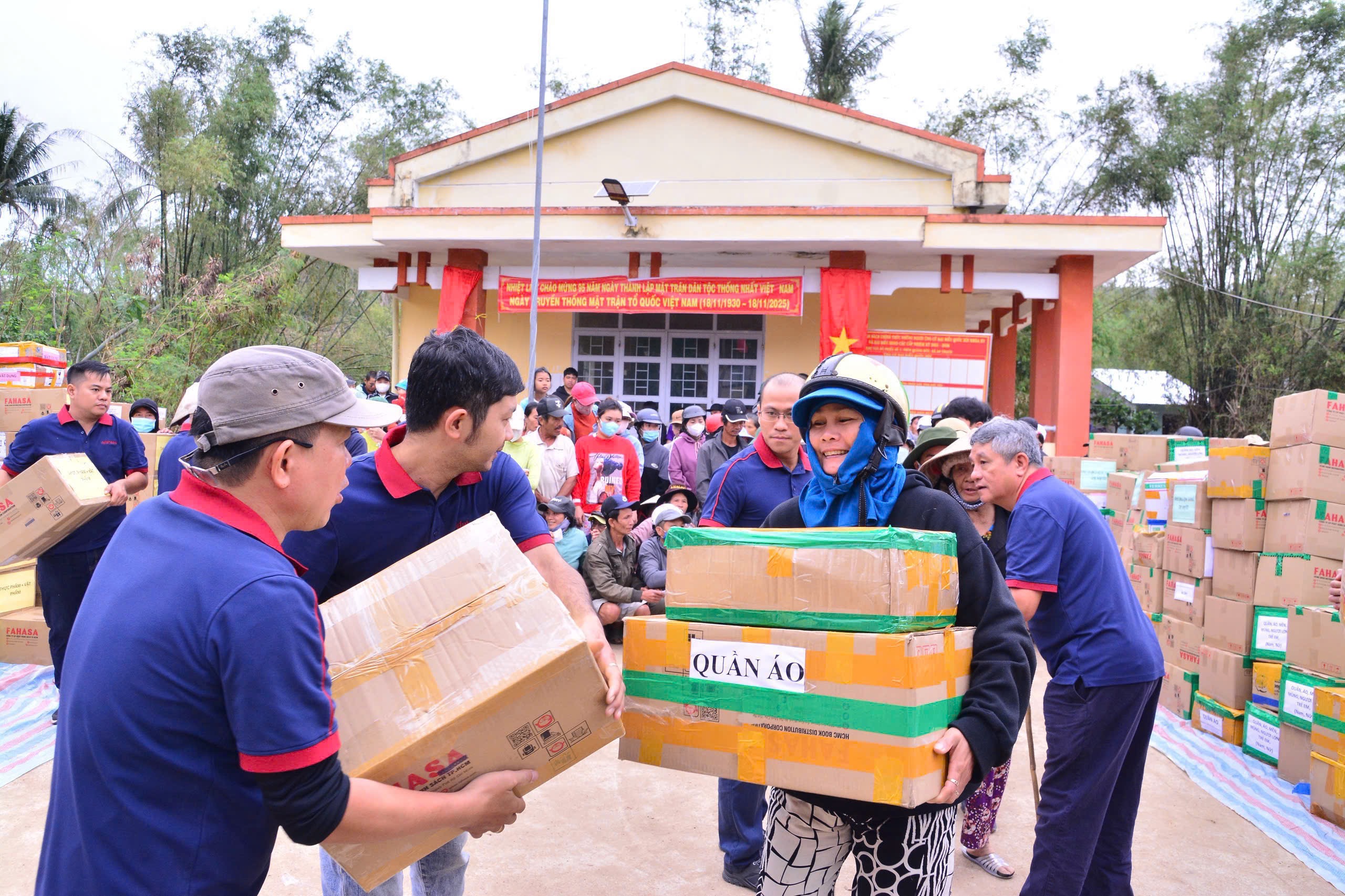 FAHASA Hướng Về Miền Trung Chung Tay Sẻ Chia Cùng Đồng Bào Vượt Qua Lũ Lụt FAHASA Triển Khai 3 Chương Trình Cứu Trợ