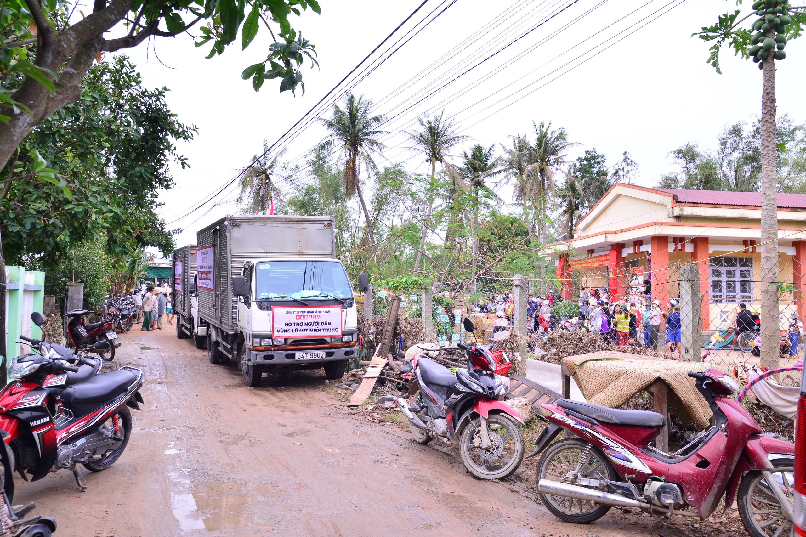 FAHASA Hướng Về Miền Trung Chung Tay Sẻ Chia Cùng Đồng Bào Vượt Qua Lũ Lụt FAHASA Triển Khai 3 Chương Trình Cứu Trợ