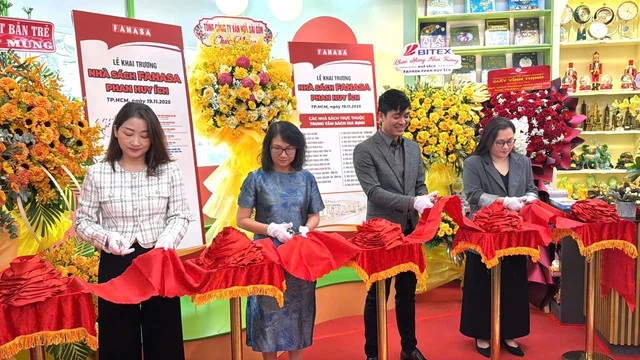 Lãnh đạo Fahasa và các khách mời thực hiện nghi thức cắt băng khai trương nhà sách Fahasa Phan Huy Ích sáng 19.11