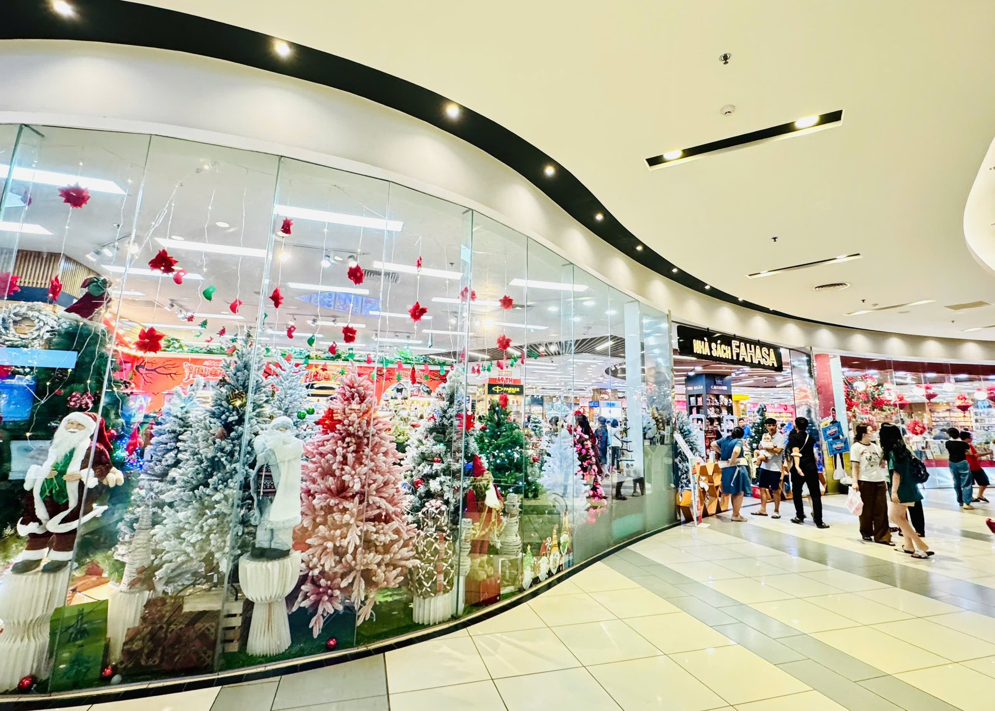 Nha-sach-fahasa-co-khong-gian-noel-giang-sinh-dep-am-ap-mua-giang-sinh-2025