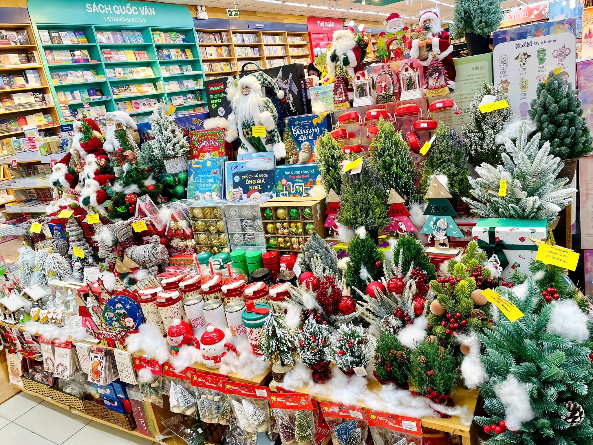 10+ món đồ trang trí Noel đẹp, giá rẻ, dễ mua tại TP.HCM và Đồng Nai. Nguồn: Nhà sách FAHASA Biên Hòa 10+ món đồ trang trí Noel đẹp, giá rẻ, dễ mua tại TP.HCM và Đồng Nai. Nguồn: Nhà sách FAHASA Biên Hòa