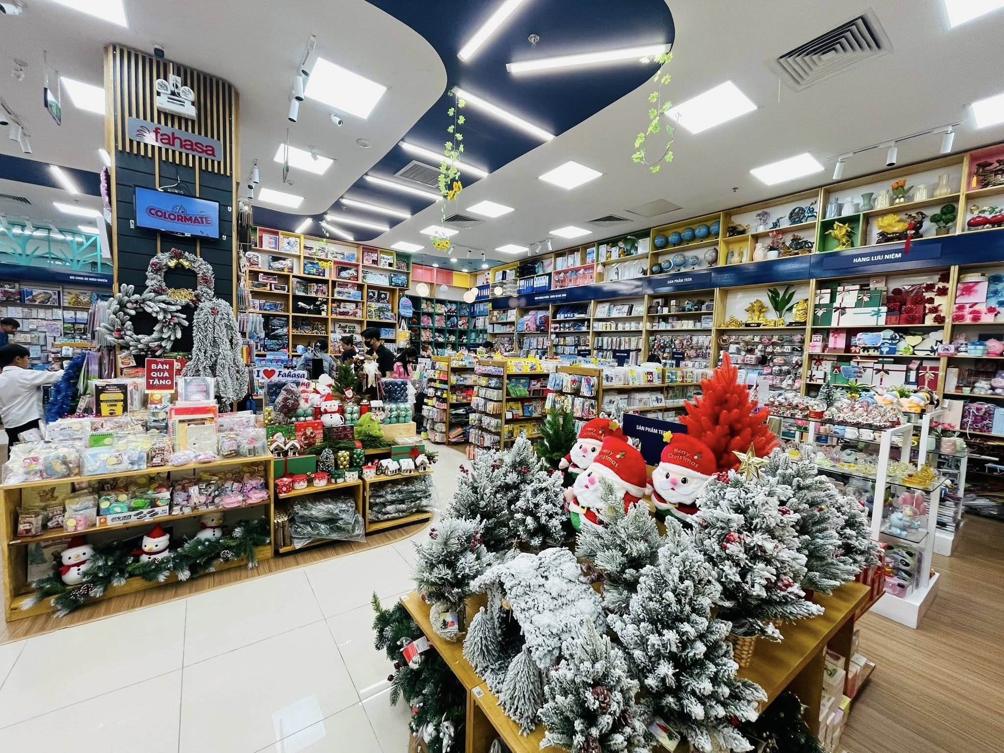 10 Mẫu Đồ Trang Trí Noel Đẹp – Phụ Kiện Giáng Sinh Nên Mua Trong 2025