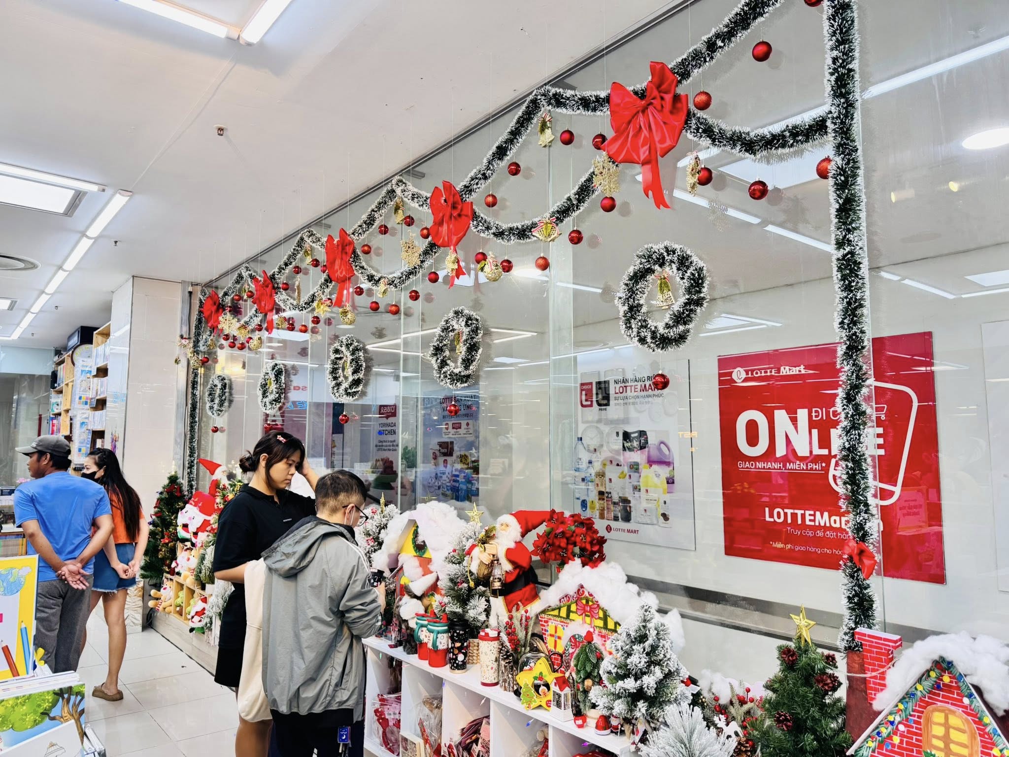 10+ món đồ trang trí Noel đẹp, giá rẻ, dễ mua tại TP.HCM và Đồng Nai. Nguồn: Nhà sách FAHASA Lái Thiêu 10+ món đồ trang trí Noel đẹp, giá rẻ, dễ mua tại TP.HCM và Đồng Nai. Nguồn: Nhà sách FAHASA Lái Thiêu