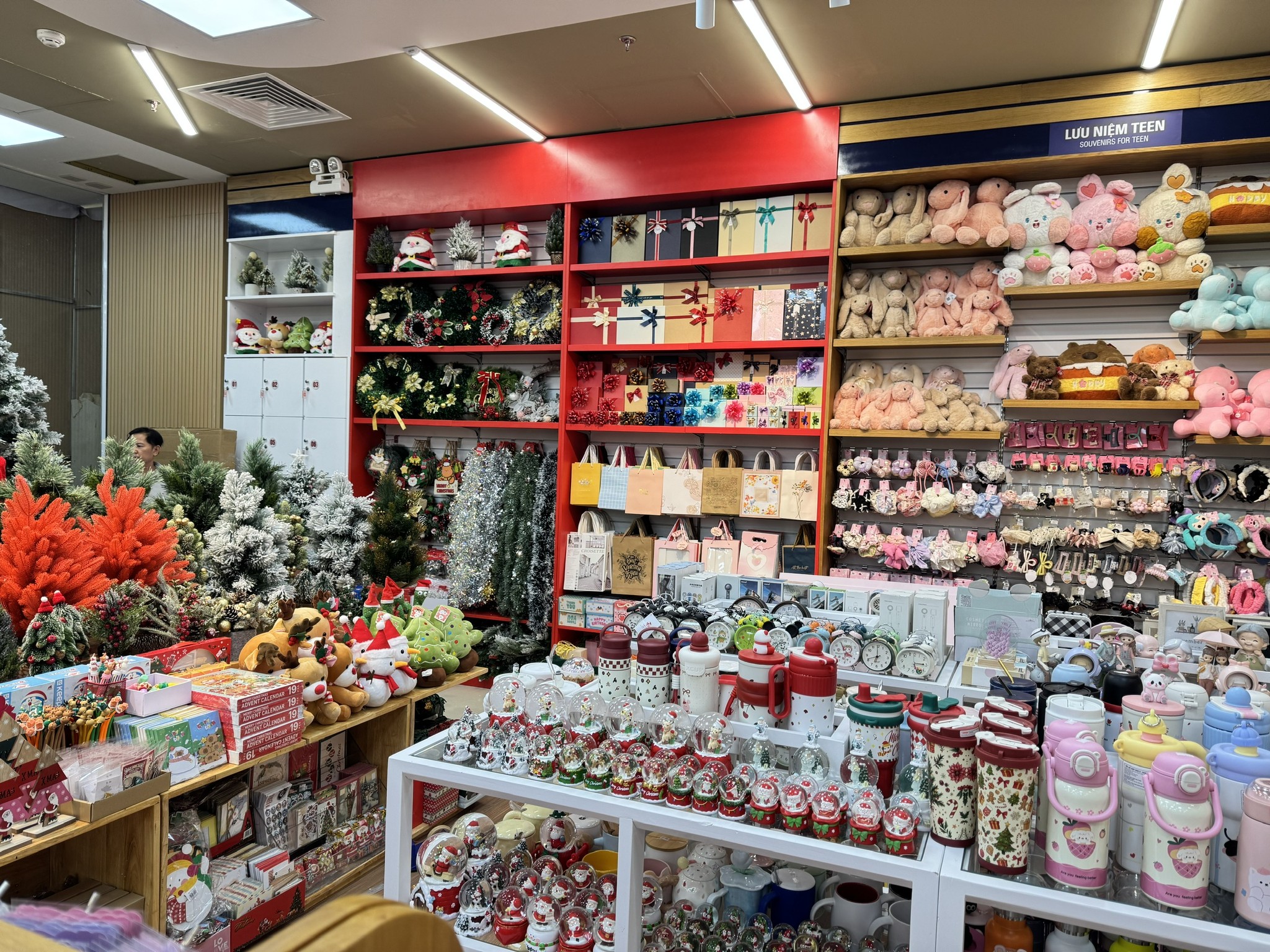 10+ món đồ trang trí Noel đẹp, giá rẻ, dễ mua tại TP.HCM và Đồng Nai. Nguồn: Nhà sách FAHASA Phan Huy Ích 10+ món đồ trang trí Noel đẹp, giá rẻ, dễ mua tại TP.HCM và Đồng Nai