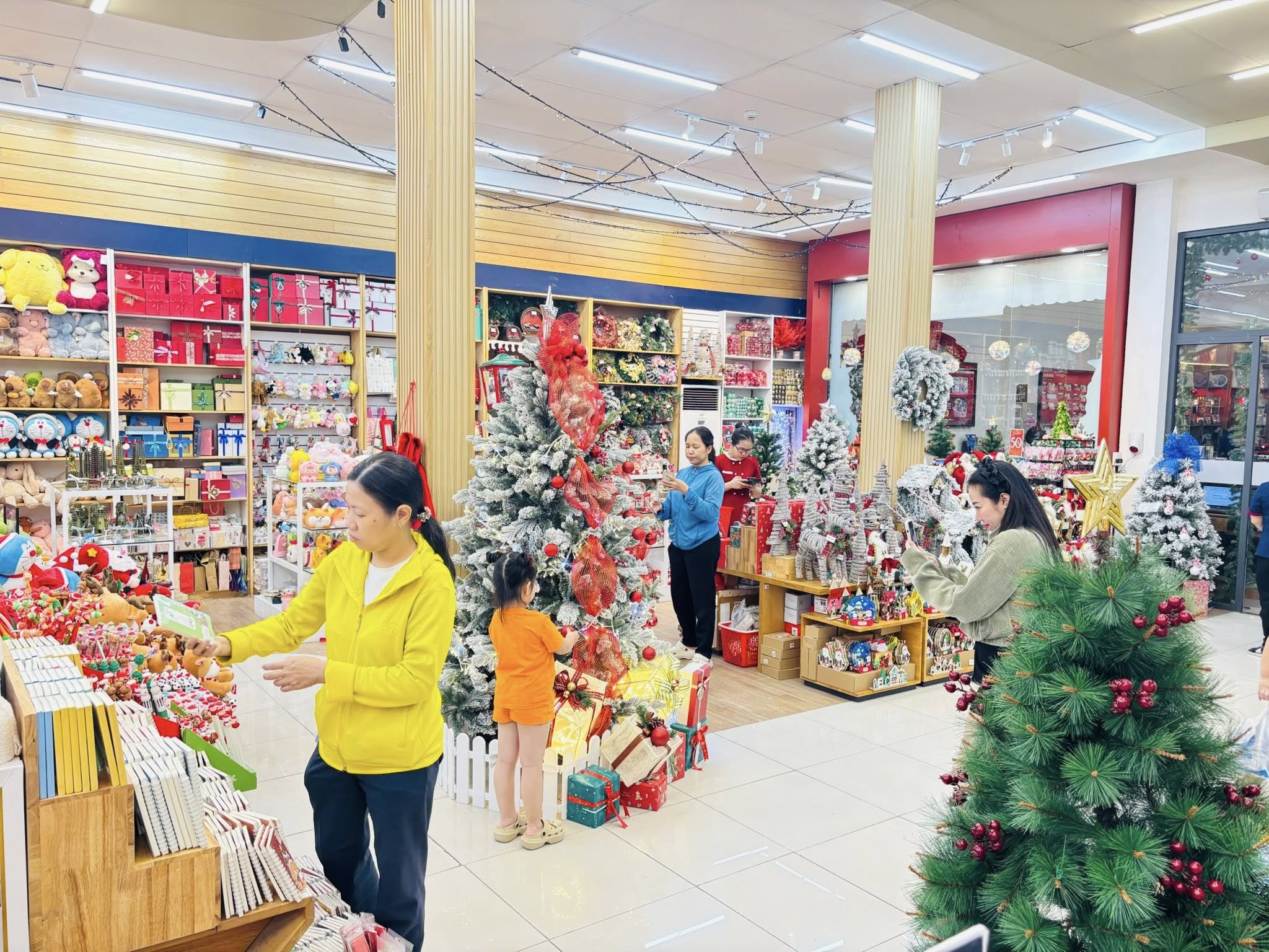 10+ Ý tưởng trang trí Noel cửa kính đẹp, đơn giản và dễ thực hiện: Vòng nguyệt quế mini treo cửa kính. Nguồn: Nhà sách Lý Thái Tổ