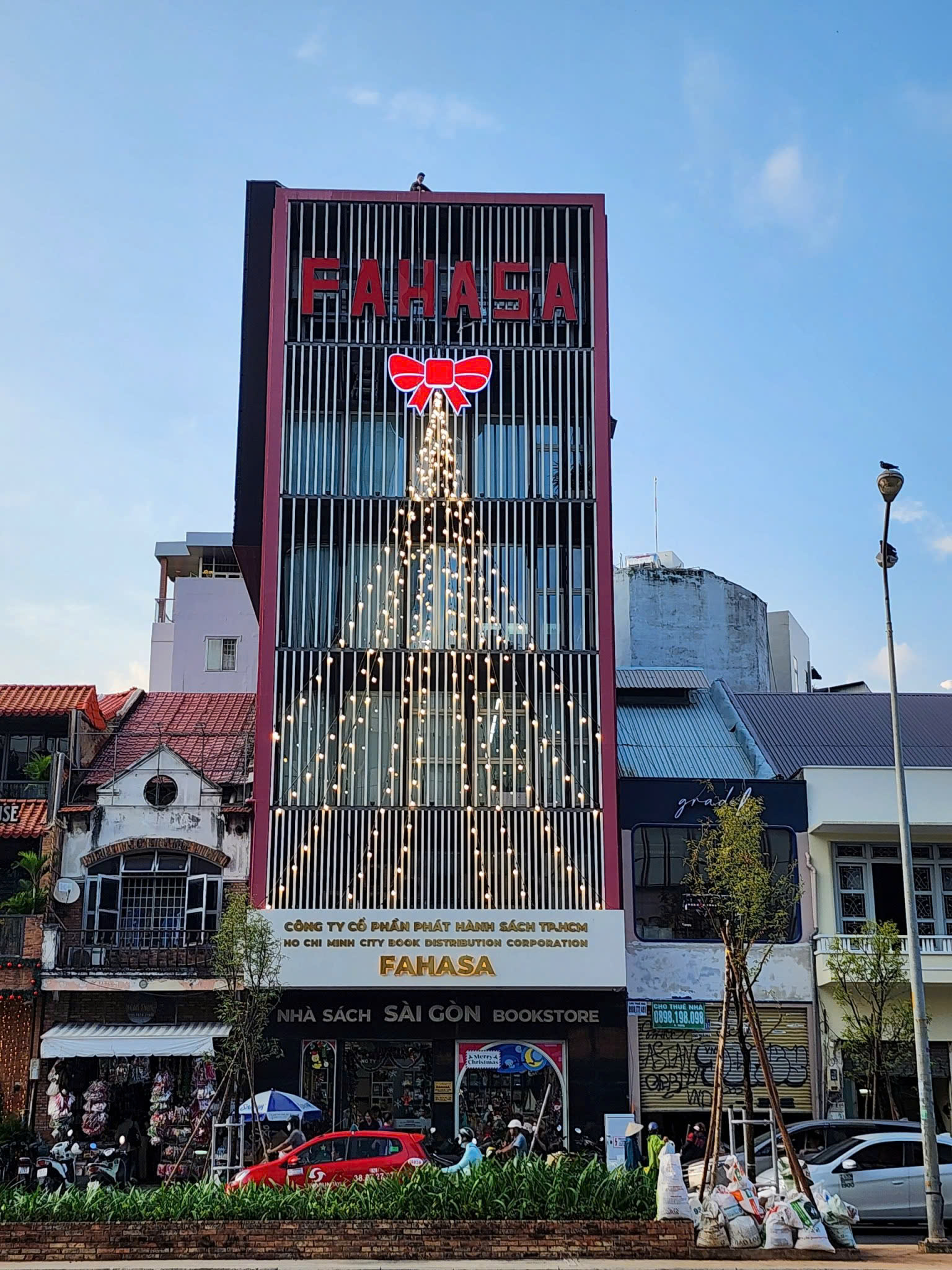 Trang trí cửa kính bằng đèn LED dây