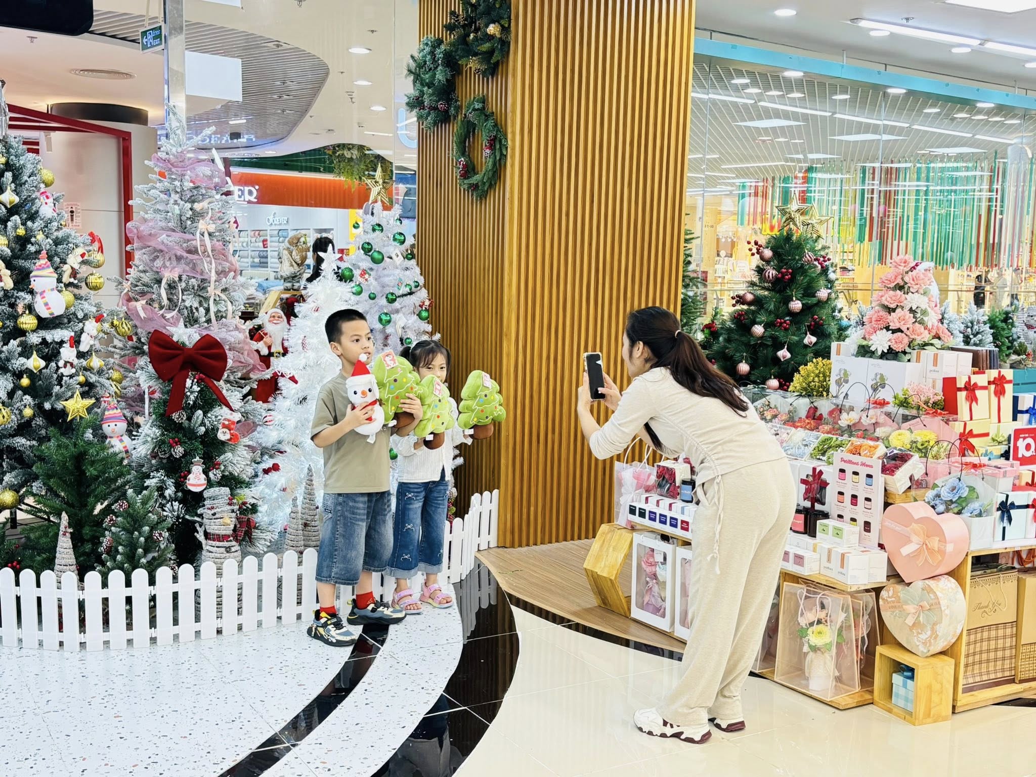 Nha-sach-fahasa-co-khong-gian-noel-giang-sinh-dep-am-ap-mua-giang-sinh-2025.