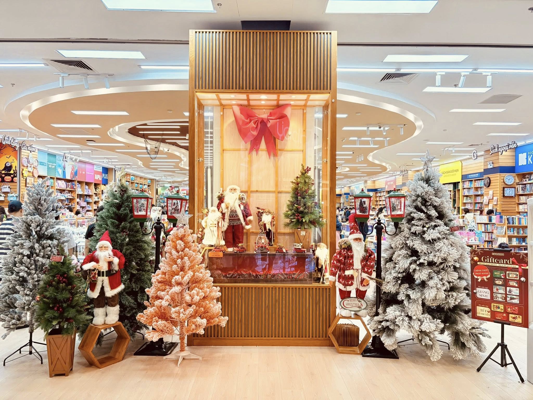 Nha-sach-fahasa-co-khong-gian-noel-giang-sinh-dep-am-ap-mua-giang-sinh-2025..