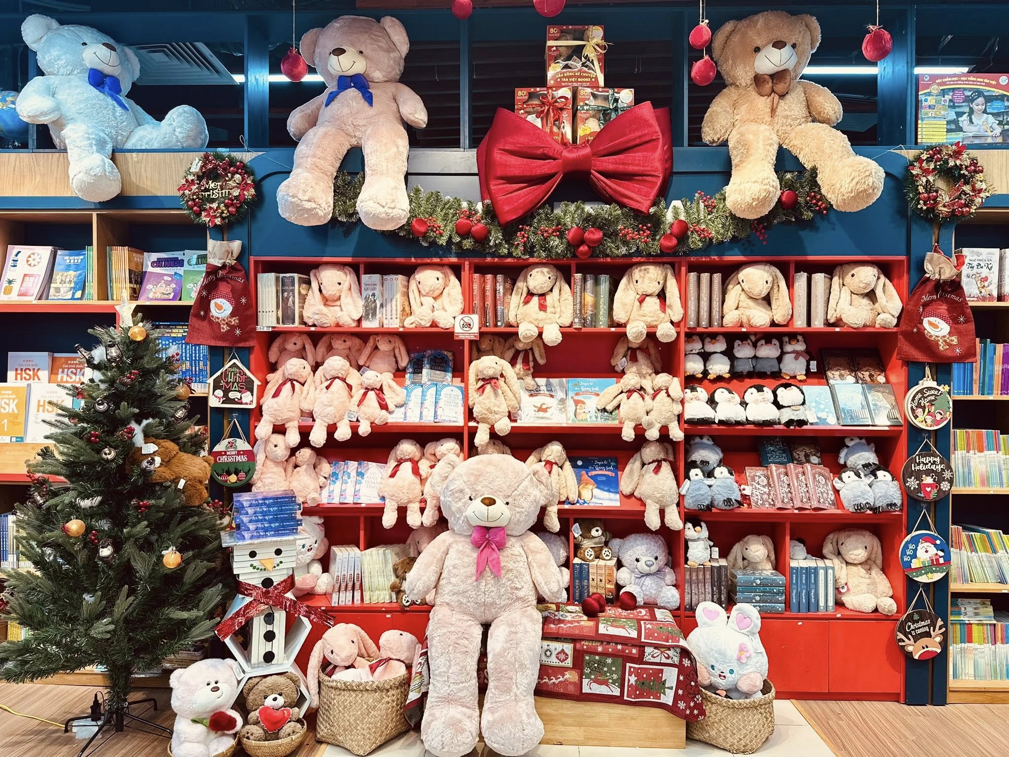 Nha-sach-fahasa-co-khong-gian-noel-giang-sinh-dep-am-ap-mua-giang-sinh-2025