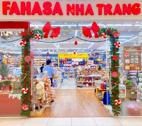 10 cách trang trí Noel mầm non đẹp lung linh, thầy cô cùng bé làm được ngay. Nguồn: Nhà sách FAHASA Nha Trang 10 cách trang trí Noel mầm non đẹp lung linh, thầy cô cùng bé làm được ngay