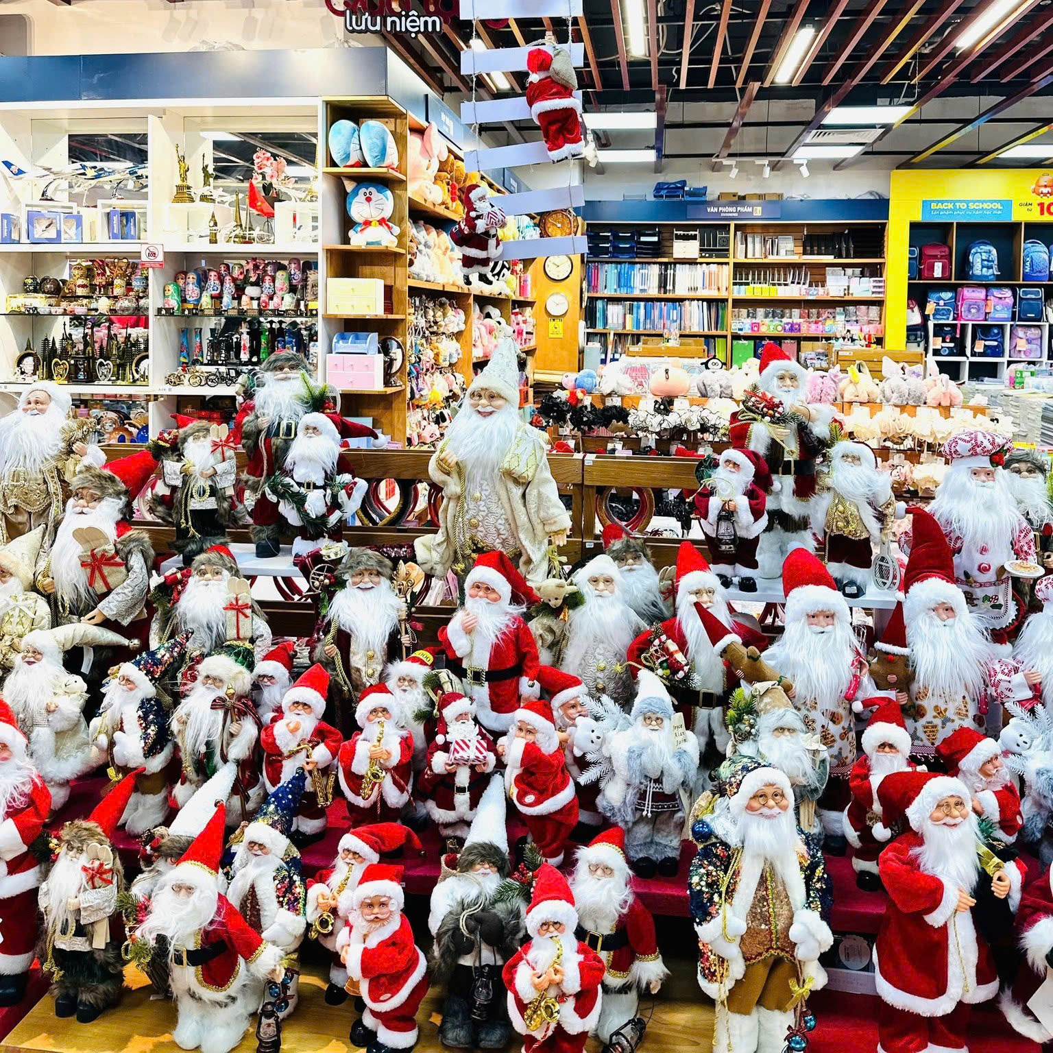 Trang trí Noel văn phòng bằng tượng ông già Noel