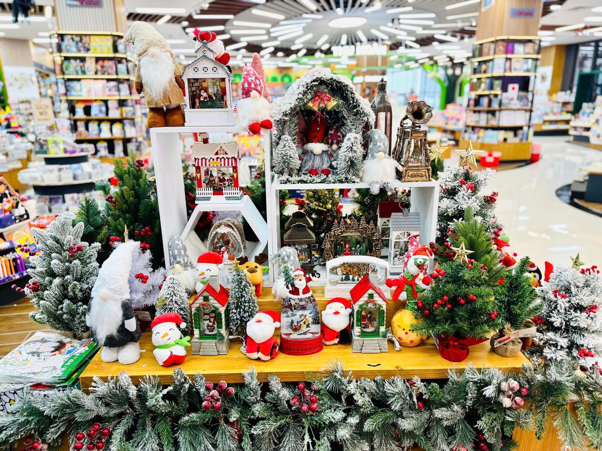 Trang trí bằng dây kim tuyến. Nguồn: Nhà sách FAHASA Trang trí bằng dây kim tuyến