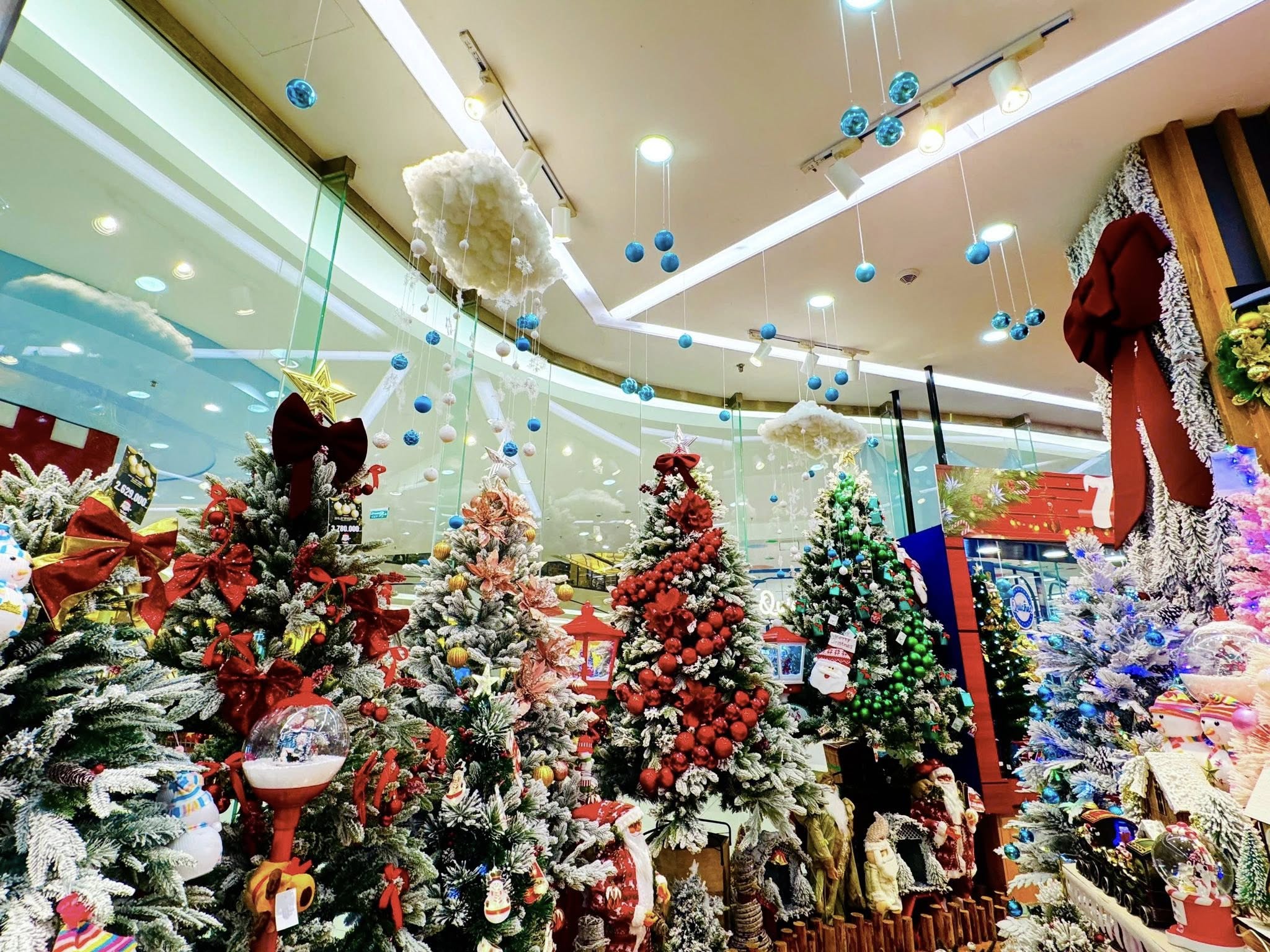 Trang trí noel cửa hàng. Nguồn: FAHASA Trang trí noel cửa hàng. Nguồn: FAHASA