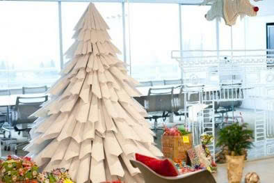 Trang trí văn phòng bằng cây thông Noel giấy