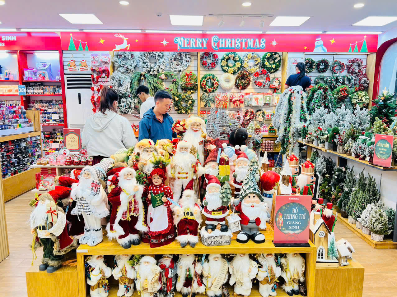 Trang trí văn phòng bằng cây thông Noel Trang trí văn phòng bằng cây thông Noel