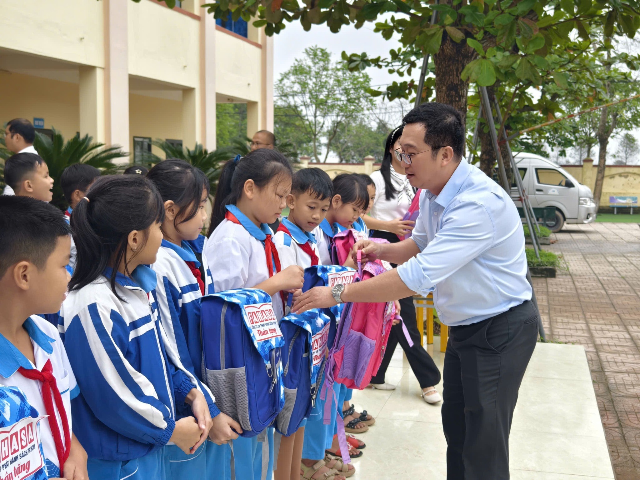 Trao quà tại Trường Cẩm Duệ Trao quà tại Trường Cẩm Duệ