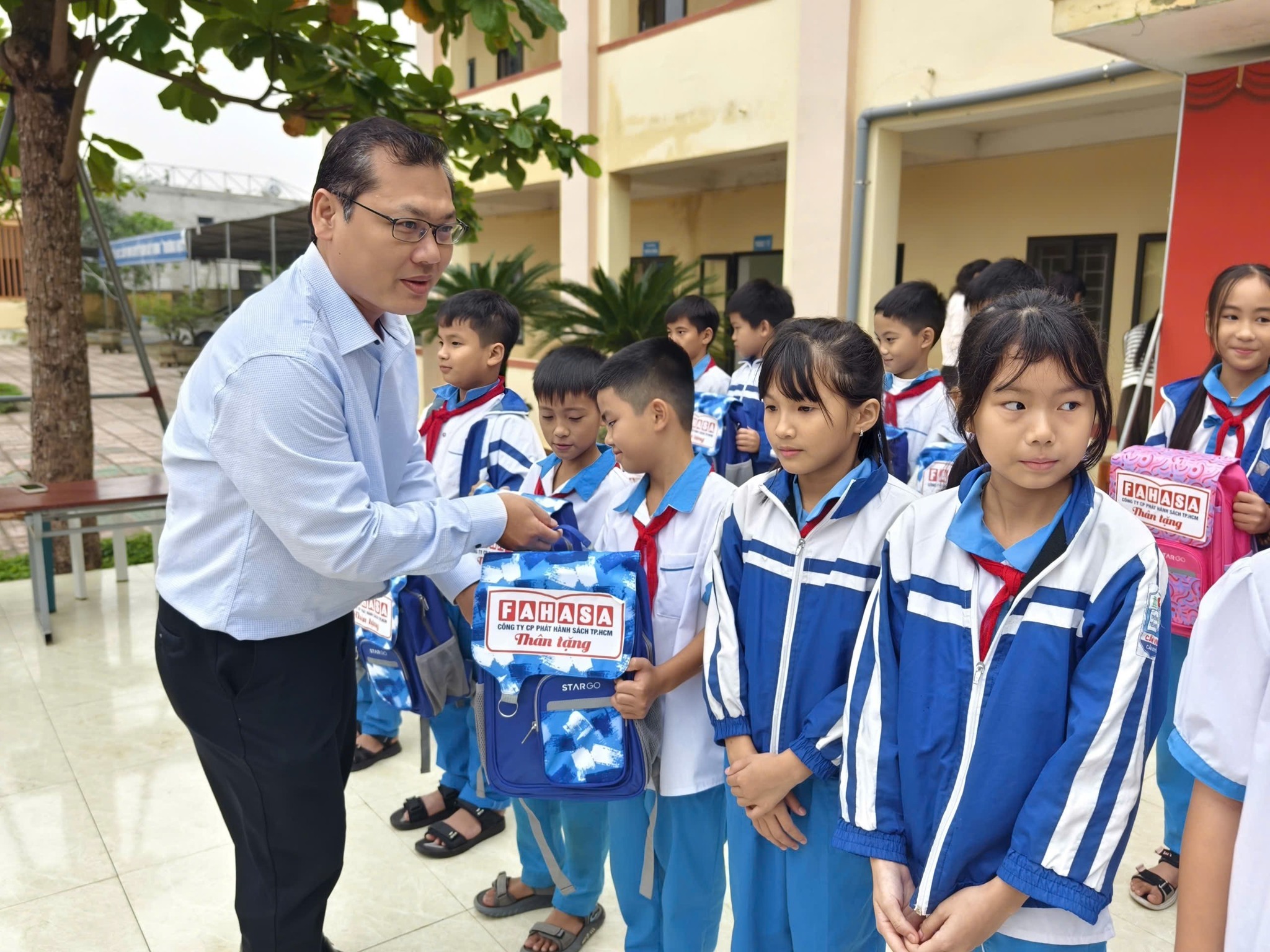 FAHASA Trao quà tại Trường Tiểu học Cẩm Vịnh, Hà Tĩnh FAHASA Trao quà tại Trường Tiểu học Cẩm Vịnh, Hà Tĩnh