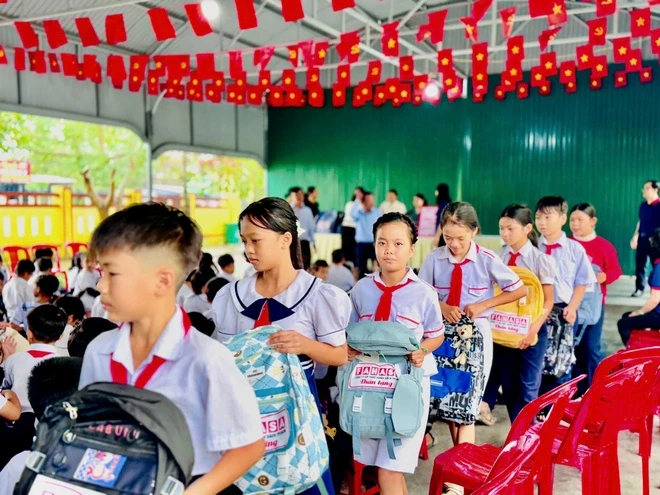 Trao_qua_tai_Truong_Quang_Loi_TP._Hue_8_