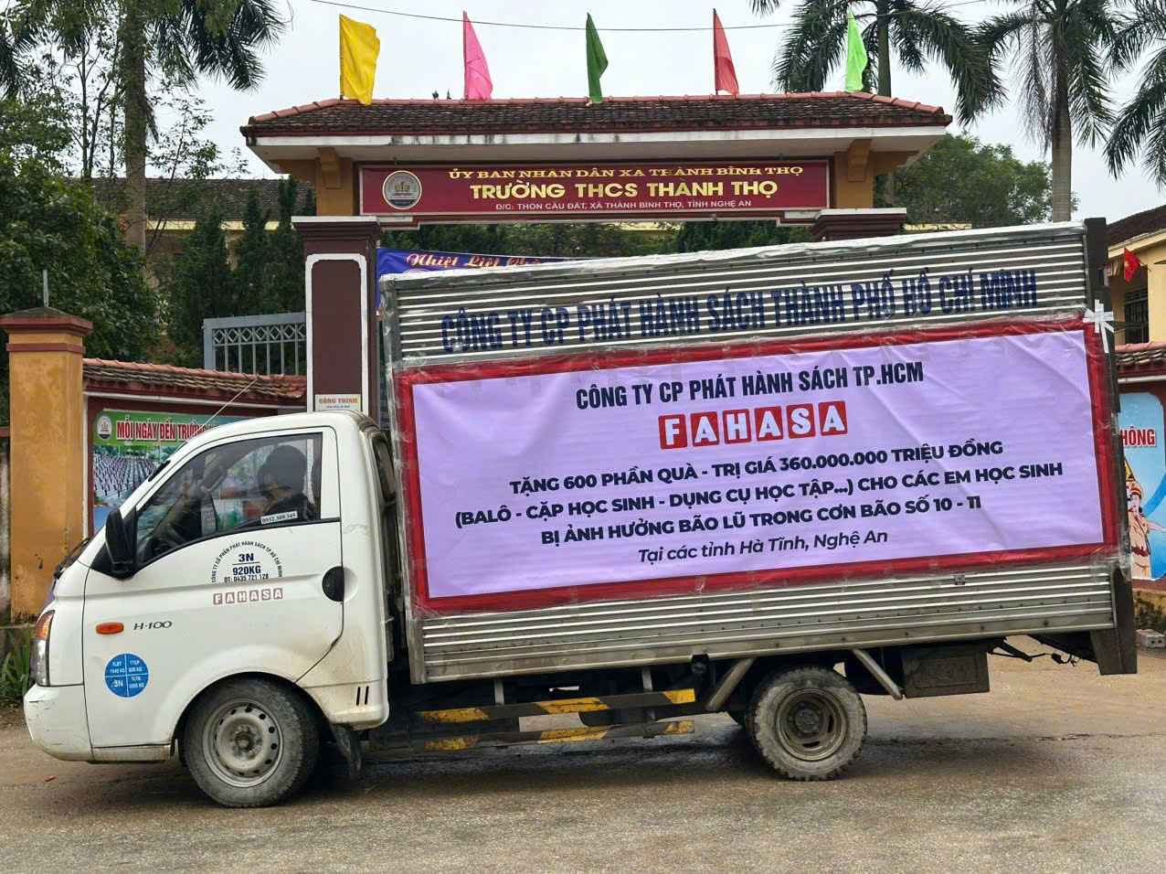 Công Ty FAHASA Phối Hợp Với Các Nhà Cung Cấp Trao Tặng Quà Cho Học Sinh Vùng Bị Lũ Lụt Tại Miền TrungCông Ty FAHASA Phối Hợp Với Các Nhà Cung Cấp Trao Tặng Quà Cho Học Sinh Vùng Bị Lũ Lụt Tại Miền Trung Công Ty FAHASA Phối Hợp Với Các Nhà Cung Cấp Trao Tặng Quà Cho Học Sinh Vùng Bị Lũ Lụt Tại Miền Trung