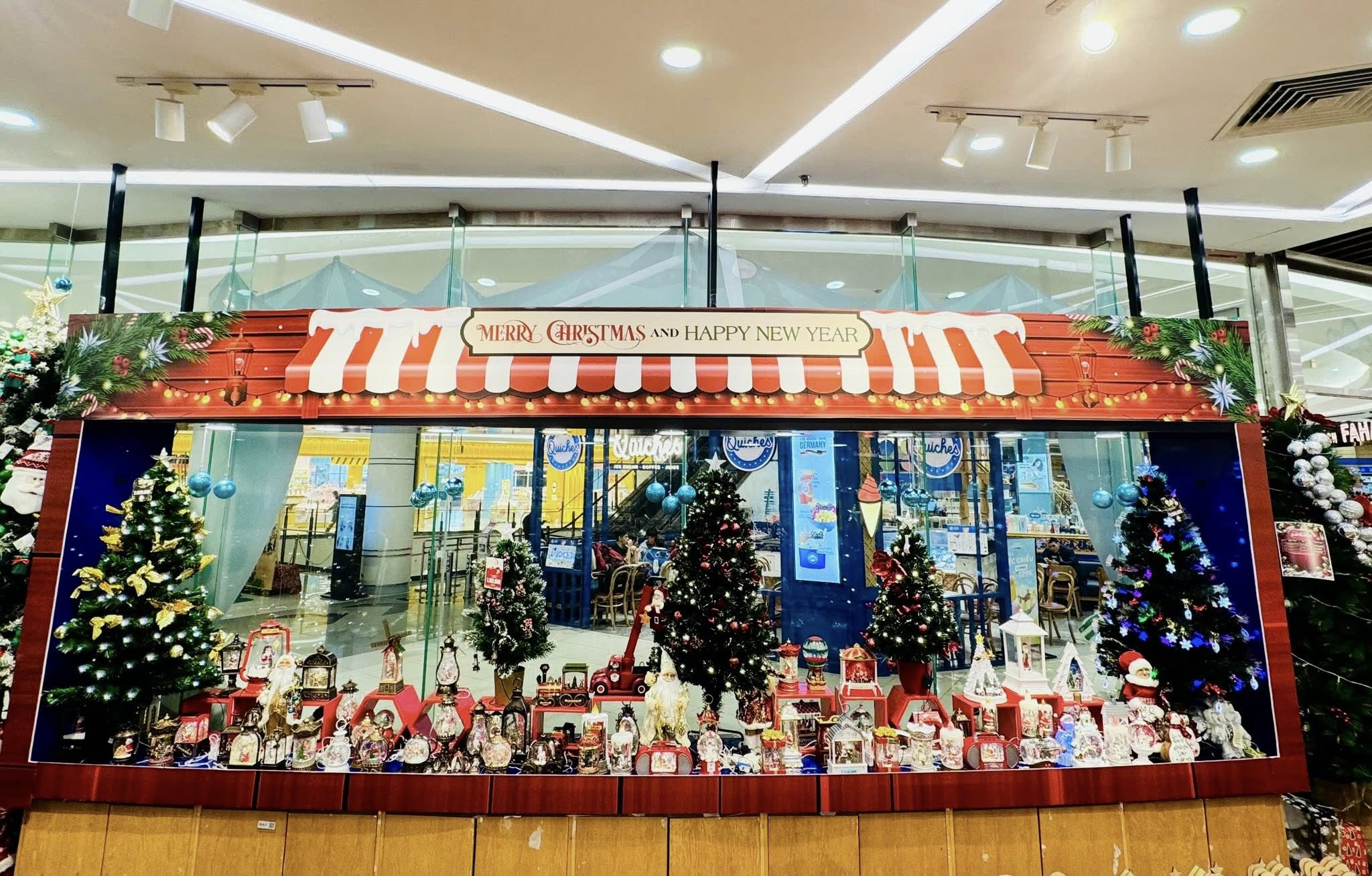 Ý Tưởng Trang Trí Giáng Sinh Cho Cửa Hàng 2025 Đẹp, Dễ thực hiện, Khách Nhìn Là Muốn Ghé Ngay. FAHASA Ý Tưởng Trang Trí Giáng Sinh Cho Cửa Hàng 2025 Đẹp, Dễ thực hiện, Khách Nhìn Là Muốn Ghé Ngay. FAHASA