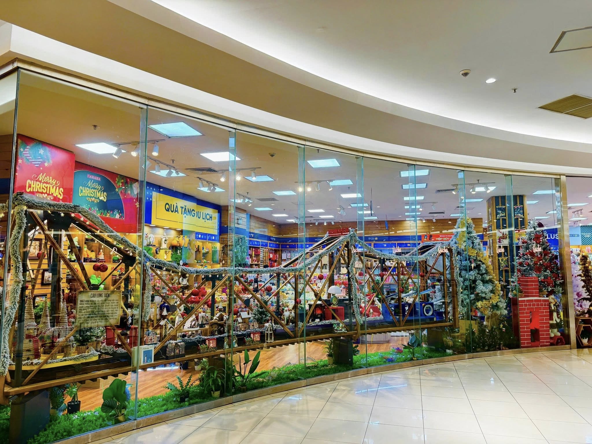 Ý Tưởng Trang Trí Giáng Sinh Cho Cửa Hàng 2025 Đẹp, Dễ thực hiện, Khách Nhìn Là Muốn Ghé Ngay. Nguồn: FAHASA Ý Tưởng Trang Trí Giáng Sinh Cho Cửa Hàng 2025 Đẹp, Dễ thực hiện, Khách Nhìn Là Muốn Ghé Ngay. Nguồn: FAHASA