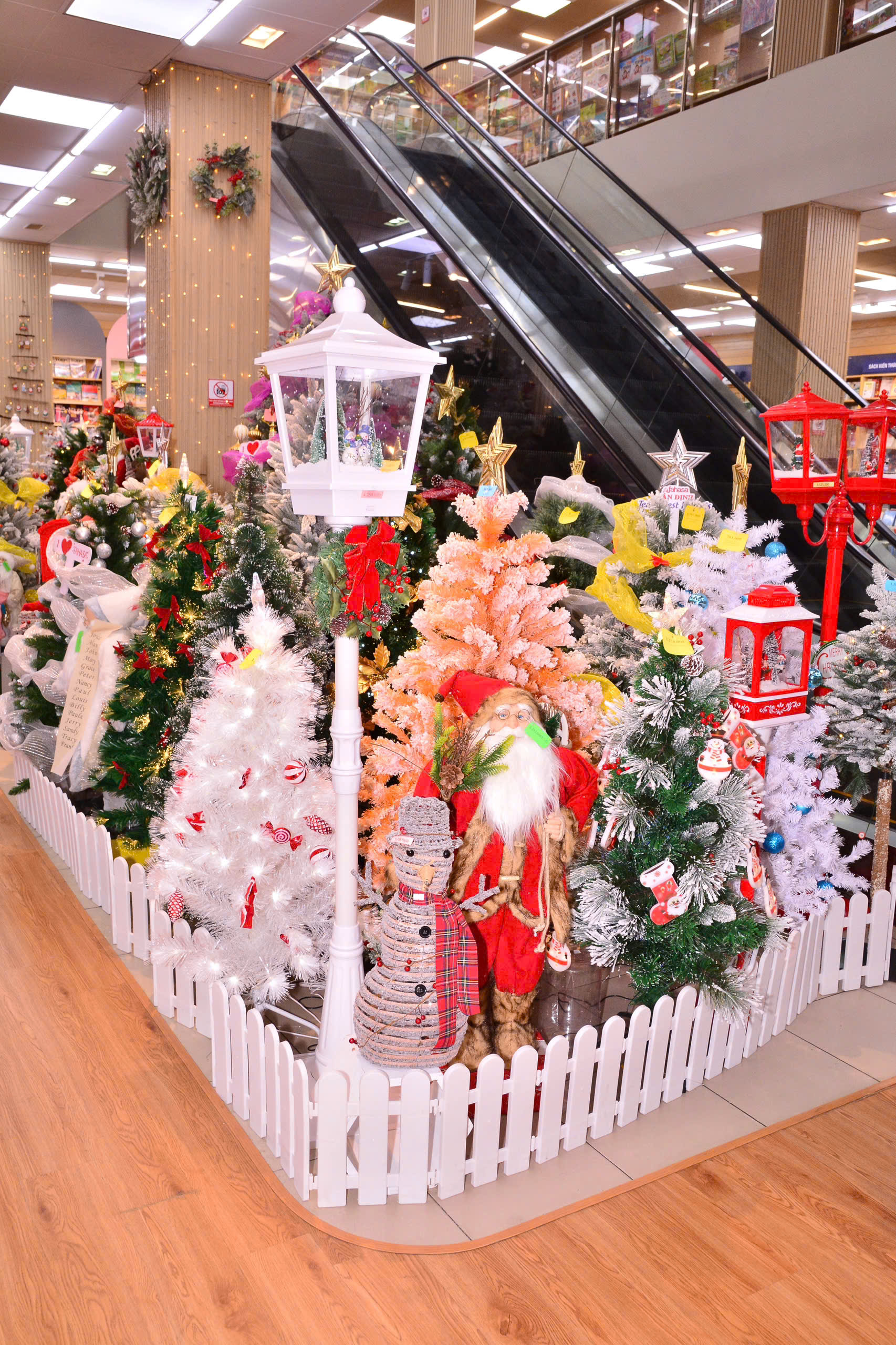 Ý Tưởng Trang Trí Giáng Sinh Cho Cửa Hàng 2025: Đẹp, Dễ thực hiện, Khách Nhìn Là Muốn Ghé Ngay. Nguồn: FAHASA Ý Tưởng Trang Trí Giáng Sinh Cho Cửa Hàng 2025: Đẹp, Dễ thực hiện, Khách Nhìn Là Muốn Ghé Ngay. Nguồn: FAHASA