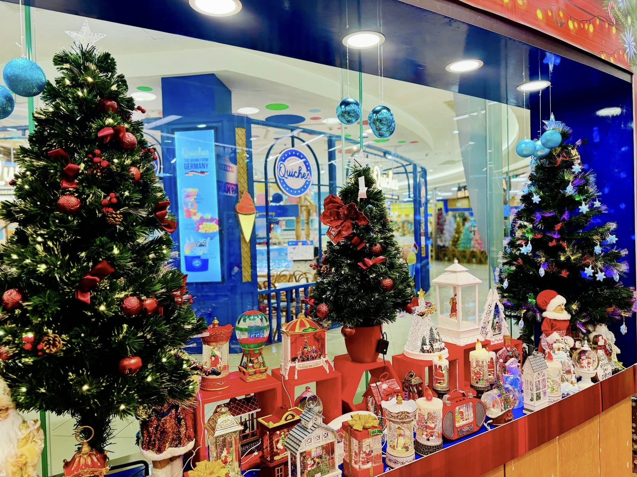 Ý Tưởng Trang Trí Giáng Sinh Cho Cửa Hàng 2025 Đẹp, Dễ thực hiện, Khách Nhìn Là Muốn Ghé Ngay. Nguồn: FAHASA Ý Tưởng Trang Trí Giáng Sinh Cho Cửa Hàng 2025 Đẹp, Dễ thực hiện, Khách Nhìn Là Muốn Ghé Ngay. Nguồn: FAHASA