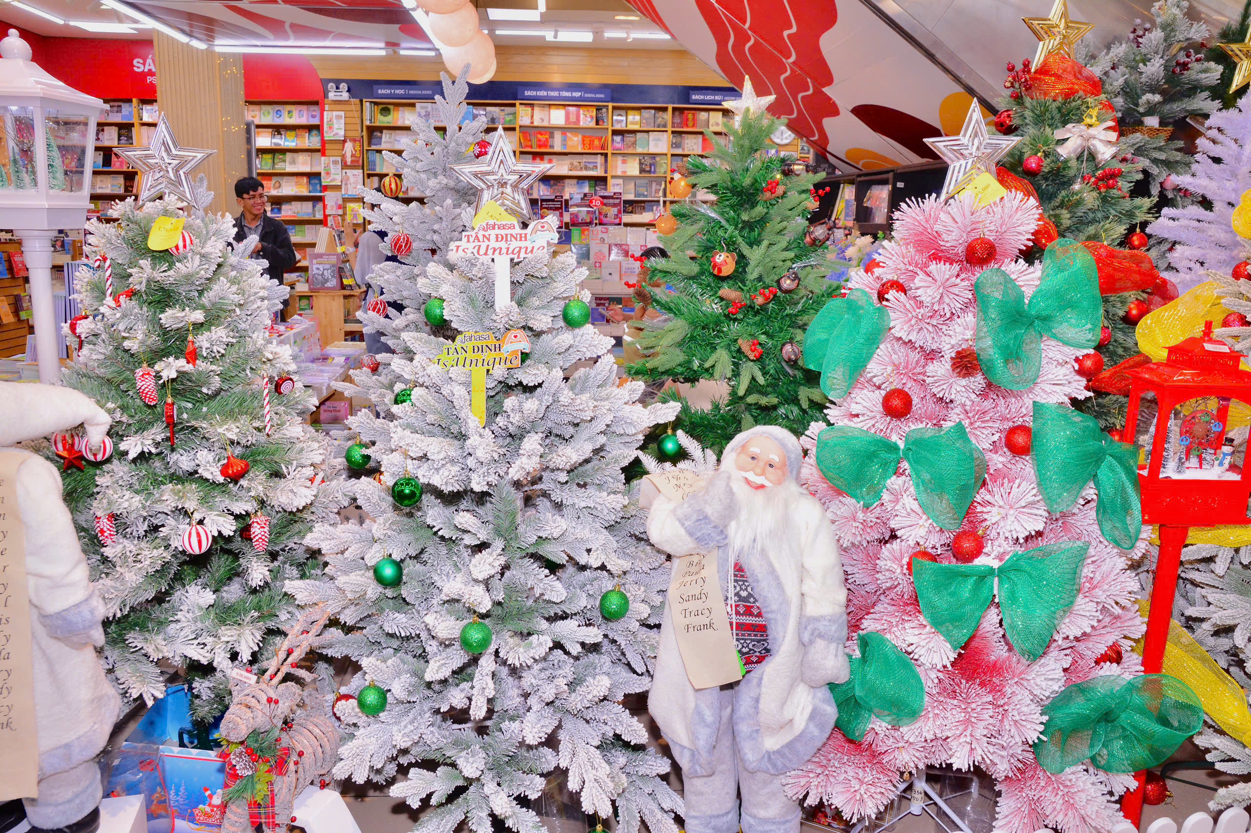Ý Tưởng Trang Trí Giáng Sinh Cho Cửa Hàng 2025: Đẹp, Dễ thực hiện, Khách Nhìn Là Muốn Ghé Ngay. Nguồn: FAHASA Ý Tưởng Trang Trí Giáng Sinh Cho Cửa Hàng 2025: Đẹp, Dễ thực hiện, Khách Nhìn Là Muốn Ghé Ngay. Nguồn: FAHASA