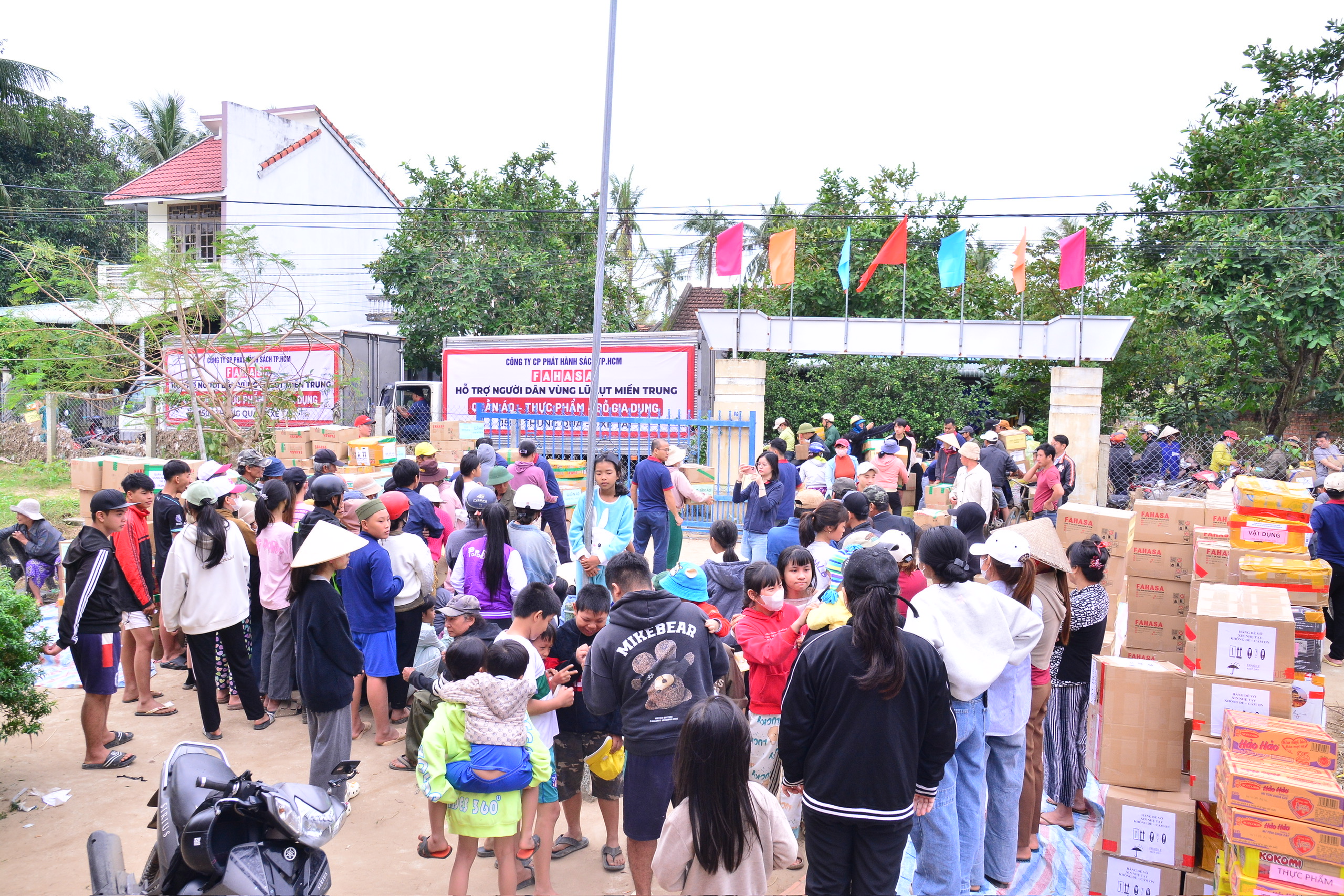 FAHASA Hướng Về Miền Trung Chung Tay Sẻ Chia Cùng Đồng Bào Vượt Qua Lũ Lụt FAHASA Triển Khai 3 Chương Trình Cứu Trợ