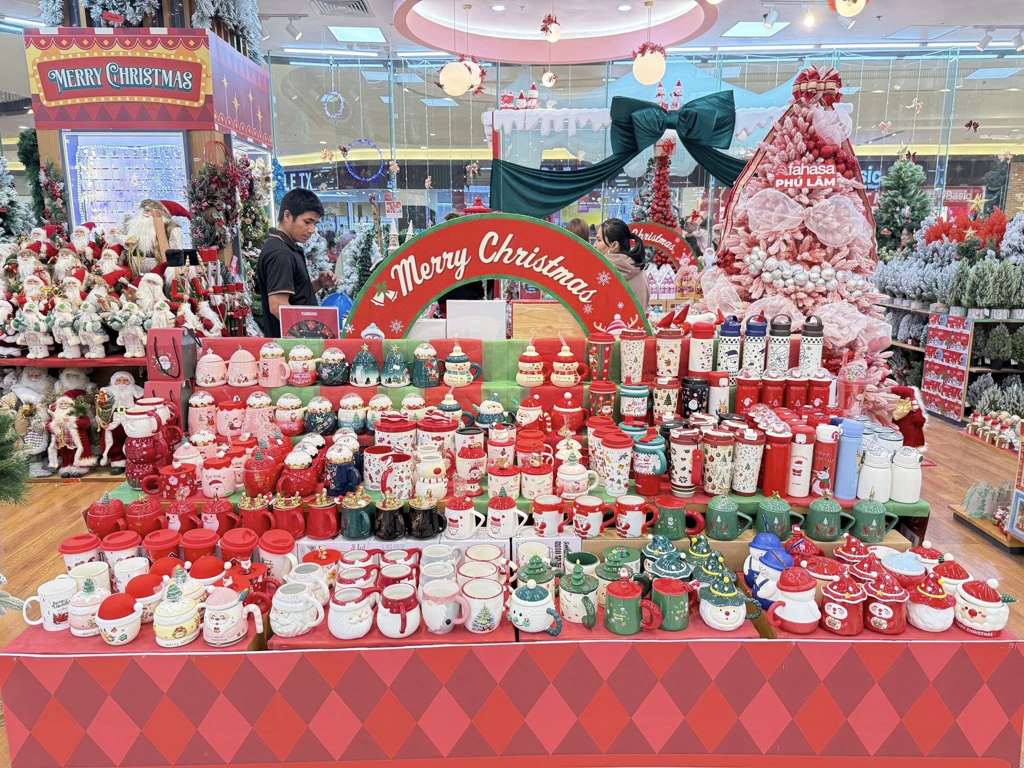 10+ món đồ trang trí Noel đẹp, giá rẻ, dễ mua tại TP.HCM và Đồng Nai. Nguồn: Nhà sách FAHASA Phú Lâm 10+ món đồ trang trí Noel đẹp, giá rẻ, dễ mua tại TP.HCM và Đồng Nai. Nguồn: Nhà sách FAHASA Phú Lâm