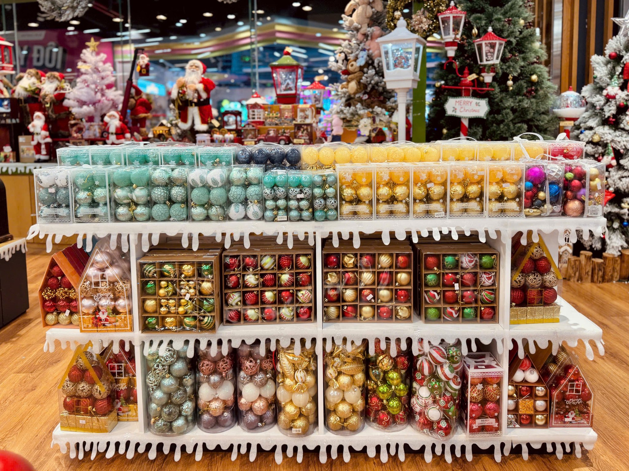 Hộp trái châu & phụ kiện trang trí Noel. Nguồn: Nhà sách FAHASA Hải Phòng Hộp trái châu & phụ kiện trang trí Noel. Nguồn: Nhà sách FAHASA Hải Phòng