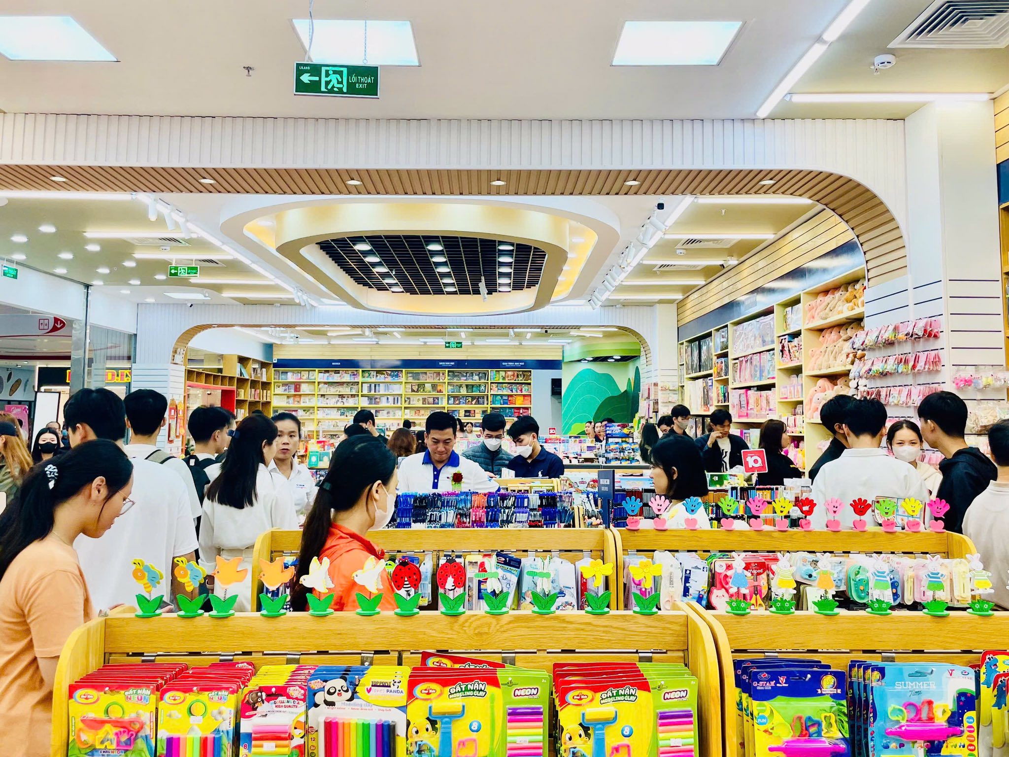 nha-sach-fahasa-hoa-khanh