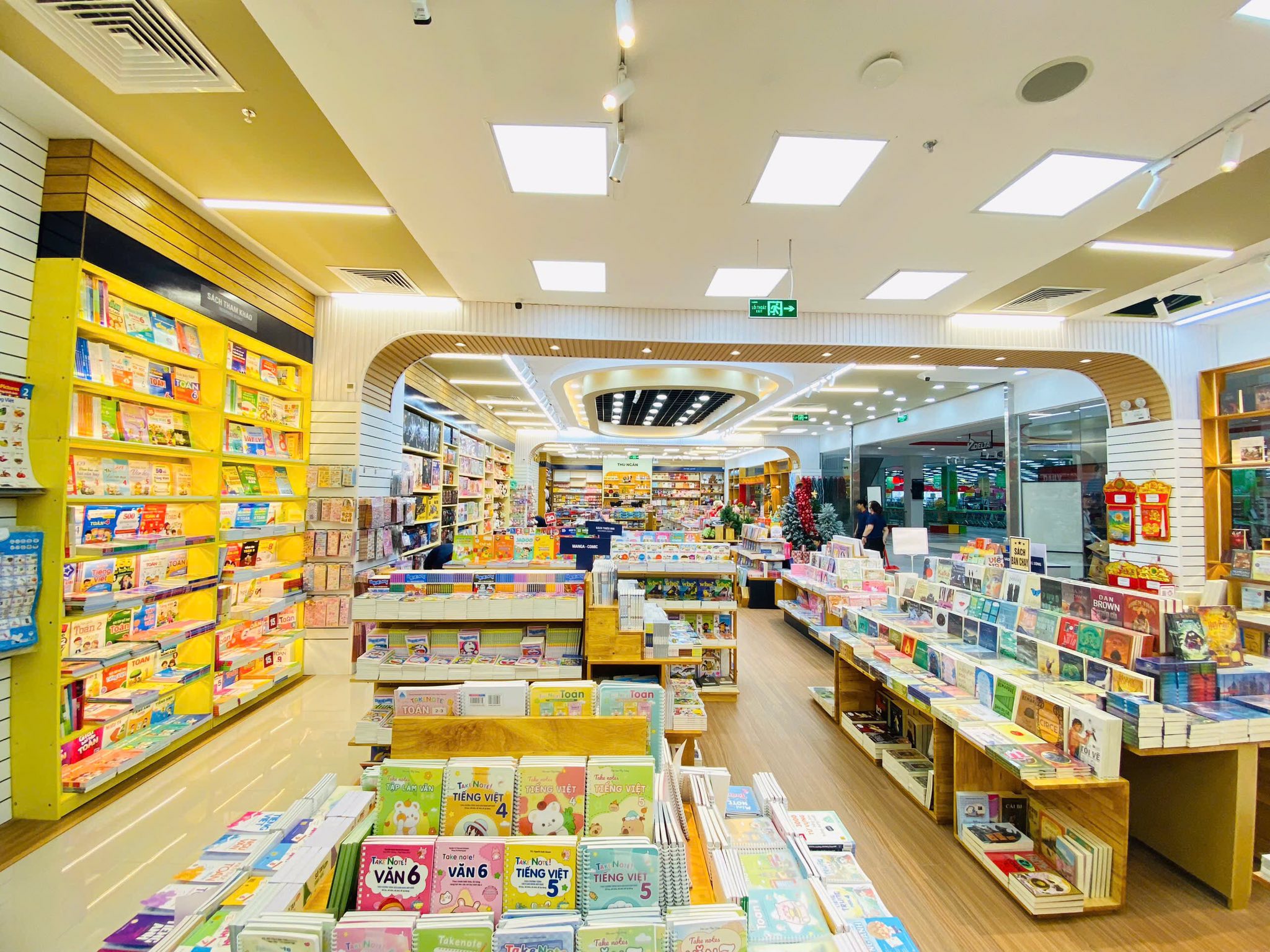 nha-sach-fahasa-hoa-khanh-3