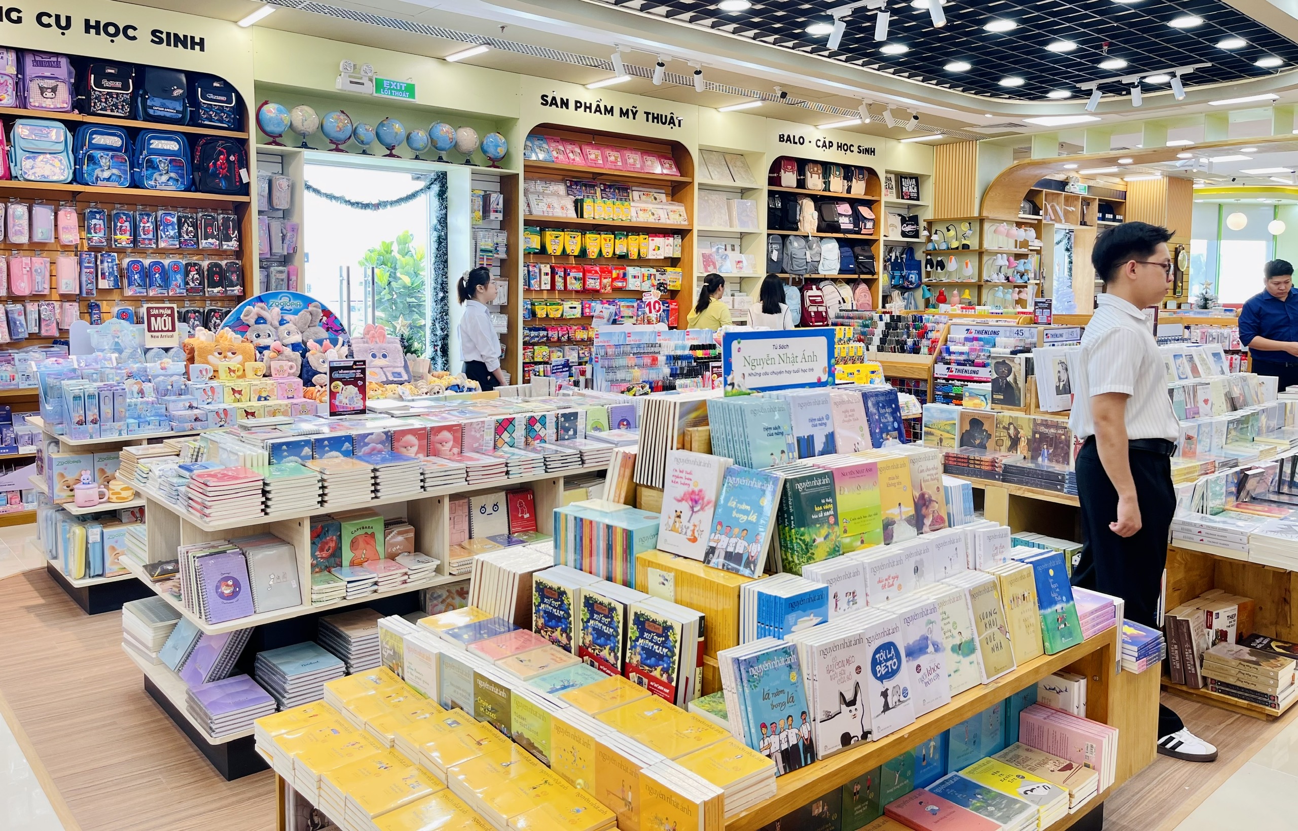 nha-sach-fahasa-hoa-khanh 4