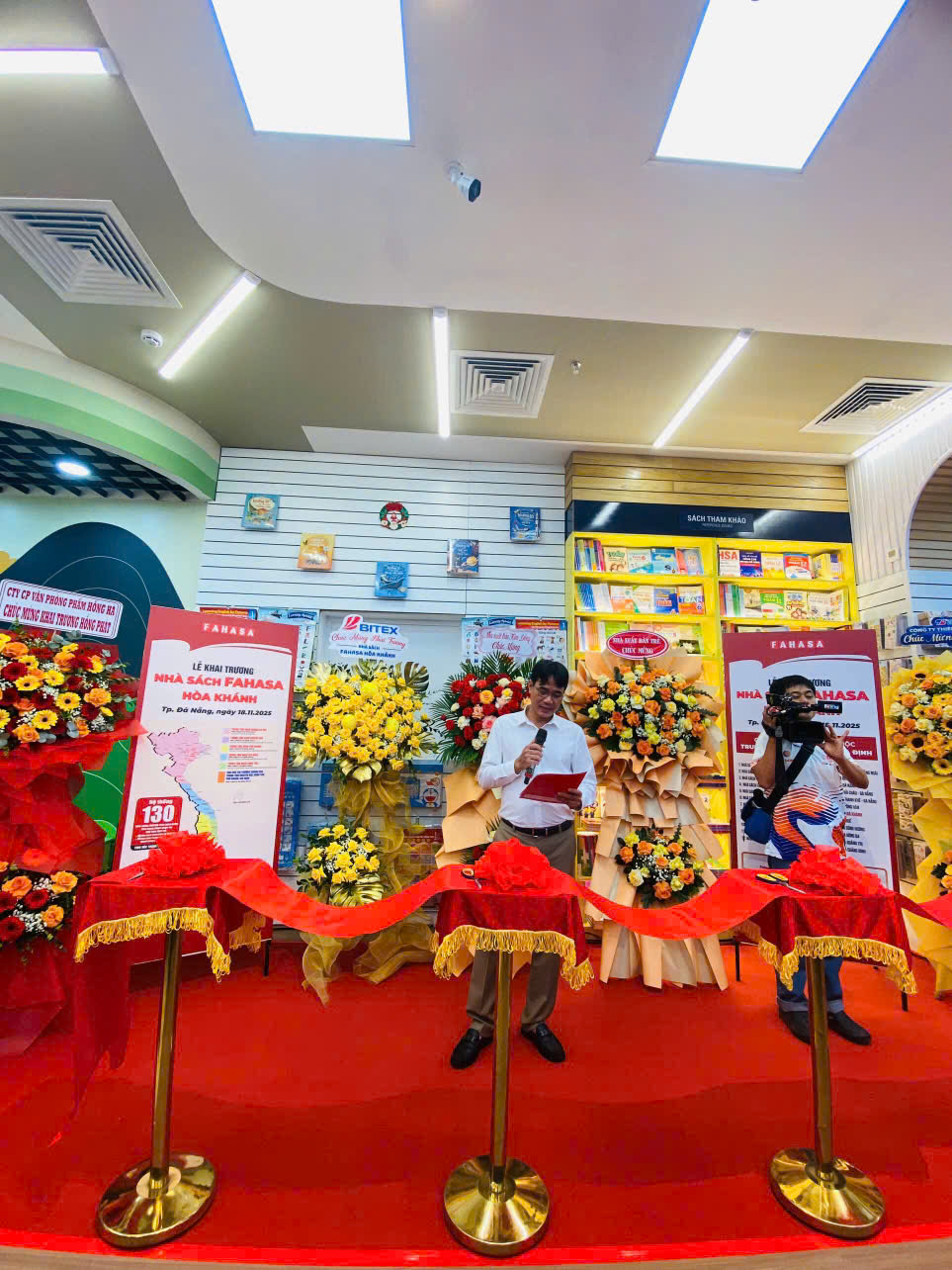 nha-sach-fahasa-hoa-khanh-6