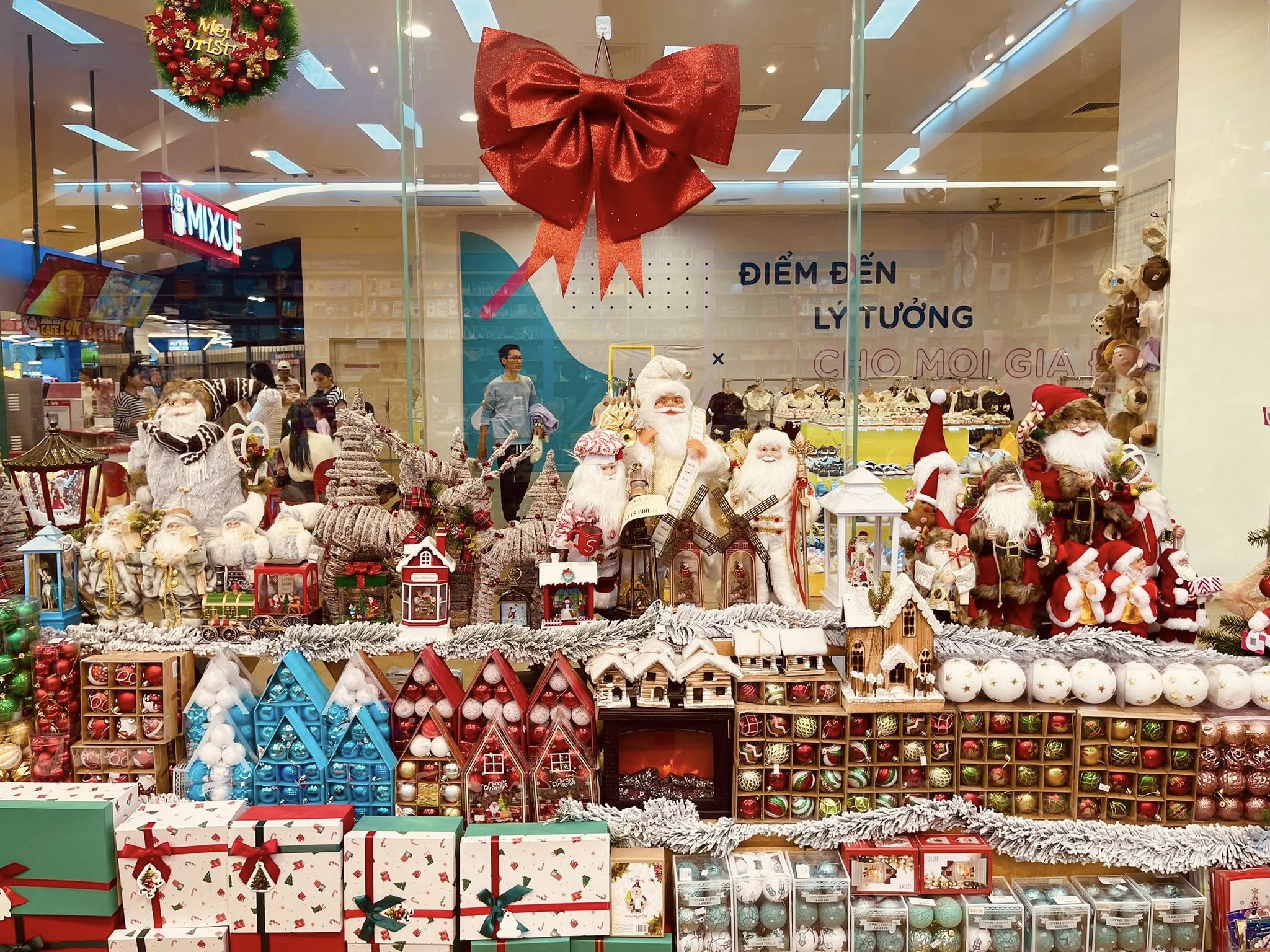 lam-cay-thong-noel-treo-truong