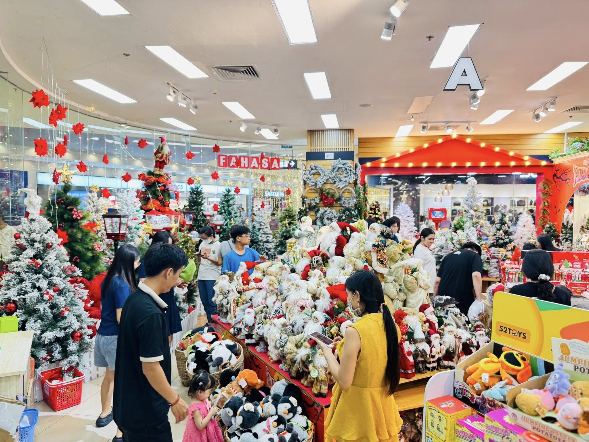 top-12-mon-do-trang-tri-noel-ngoi-sao-tai-nha-sach-fahasa-tan-phu