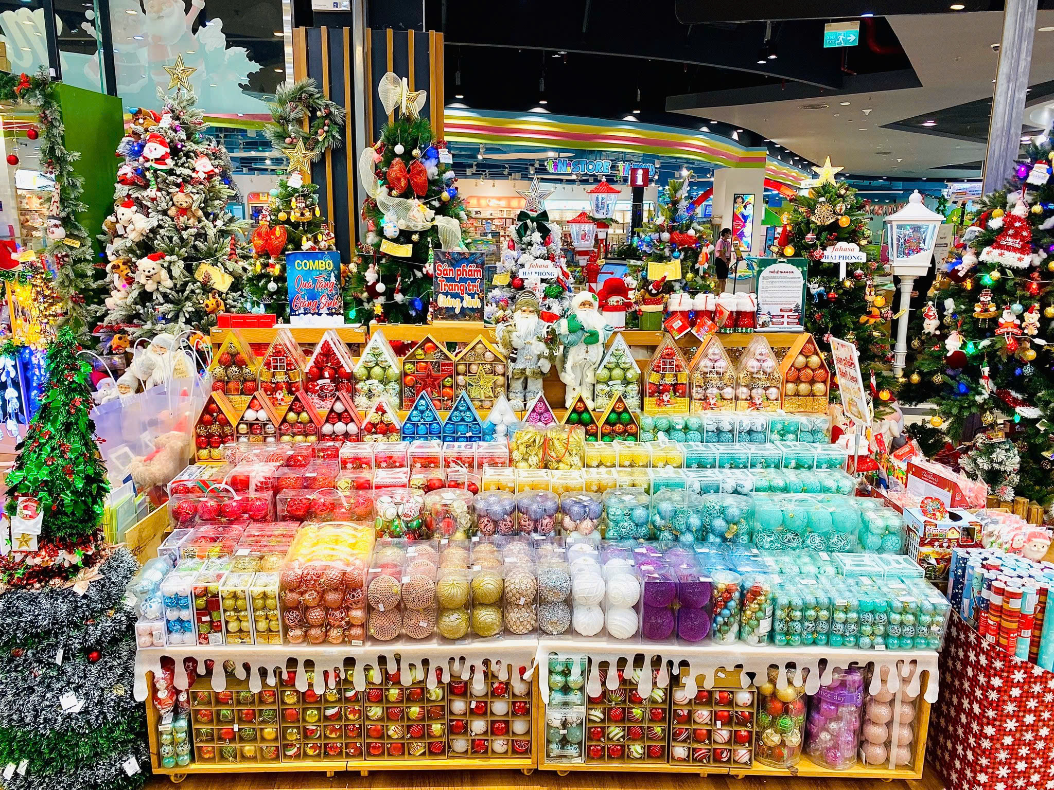 Trang trí Noel văn phòng bằng quả châu hoặc hộp quà. Nguồn: Nhà sách FAHASA Trang trí Noel văn phòng bằng quả châu hoặc hộp quà. Nguồn: Nhà sách FAHASA