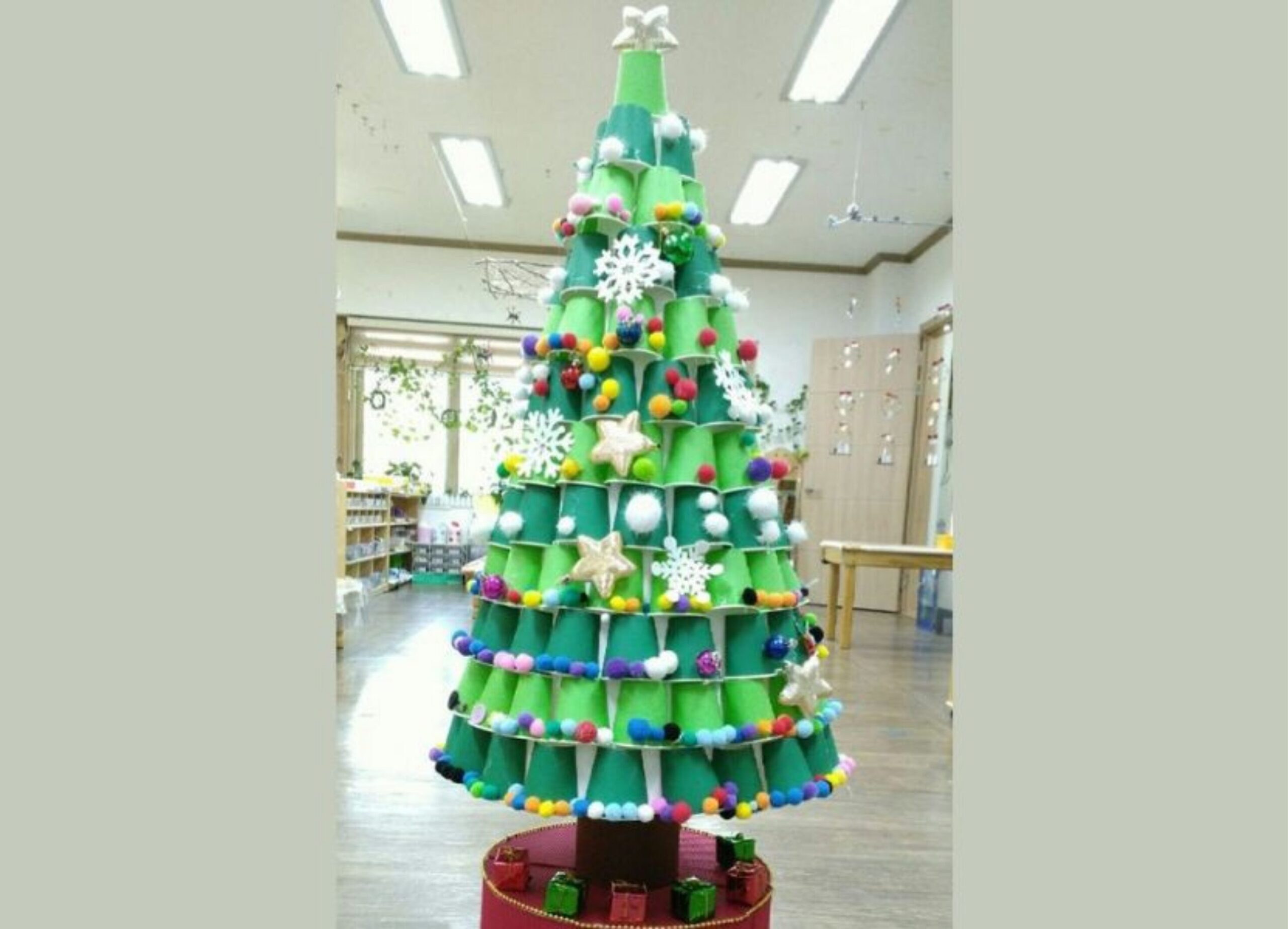 lam-cay-thong-noel-bang-vat-lieu-tai-che