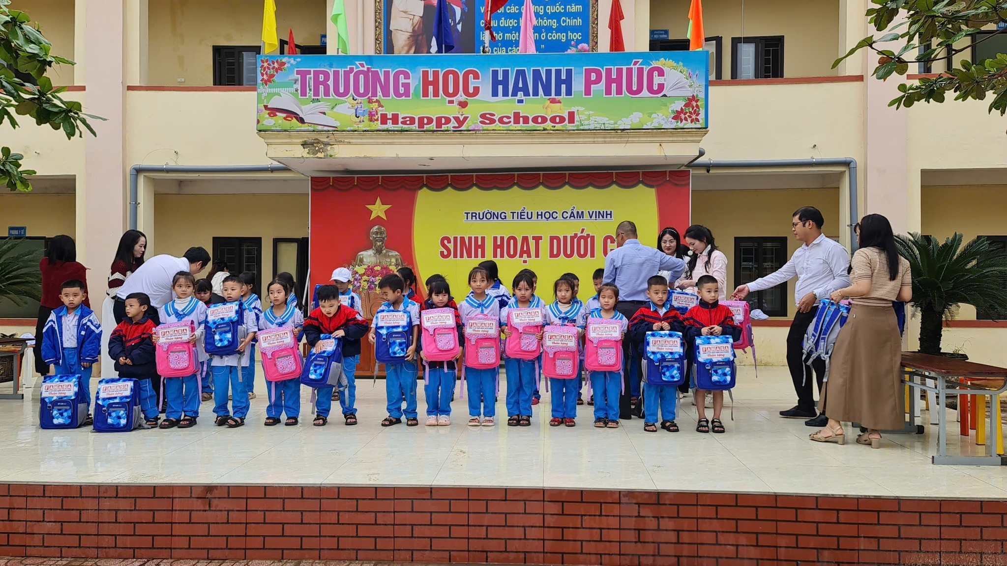 FAHASA Trao quà tại Trường Tiểu học Cẩm Vịnh, Hà Tĩnh FAHASA Trao quà tại Trường Tiểu học Cẩm Vịnh, Hà Tĩnh