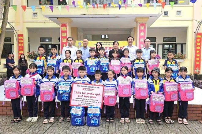 trao_qua_tai_truong_Cam_Due_page_2