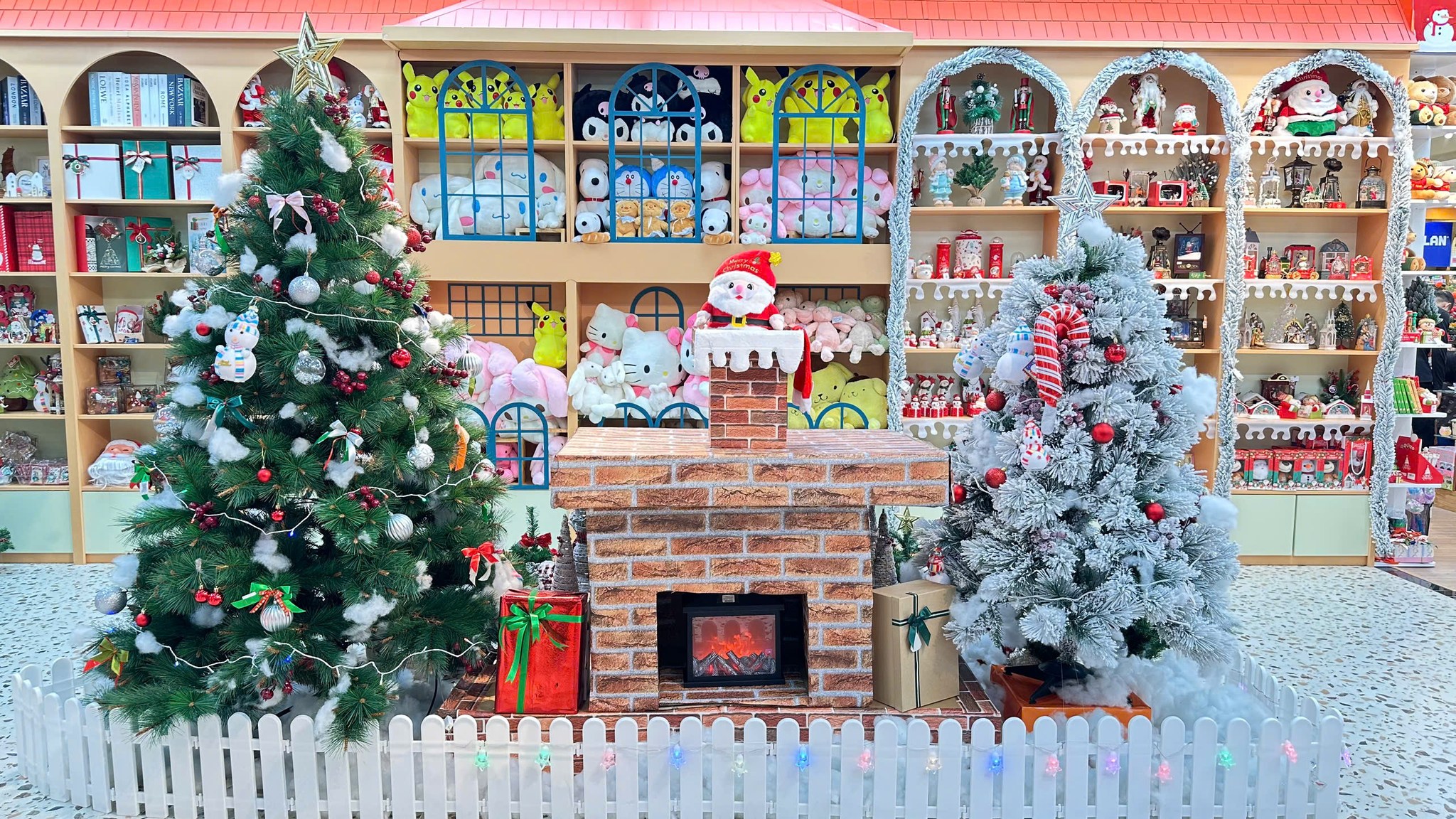 10+ món đồ trang trí Noel đẹp, giá rẻ, dễ mua tại TP.HCM và Đồng Nai. Nguồn: Nhà sách FAHASA Vũ Yên 10+ món đồ trang trí Noel đẹp, giá rẻ, dễ mua tại TP.HCM và Đồng Nai. Nguồn: Nhà sách FAHASA Vũ Yên