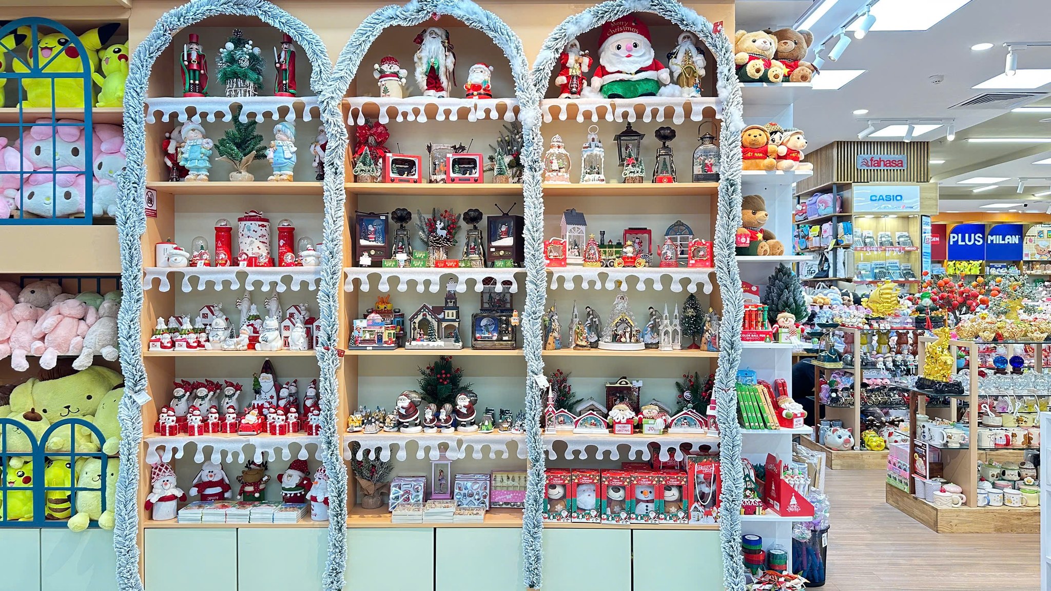 10+ Ý tưởng trang trí Noel cửa kính đẹp, đơn giản và dễ thực hiện: Dây kim tuyến viền cửa kính