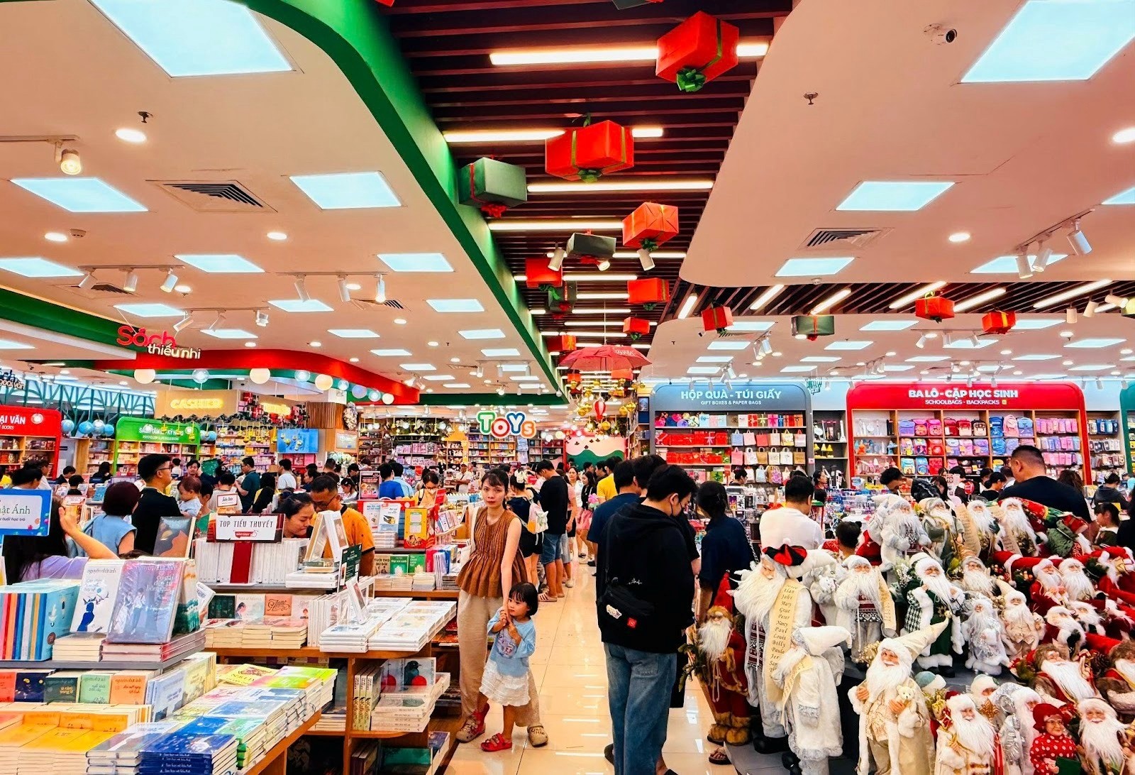 10 Cách Trang Trí Giáng Sinh Ngoài Trời Đẹp Mà Đơn Giản Ngay Tại Nhà