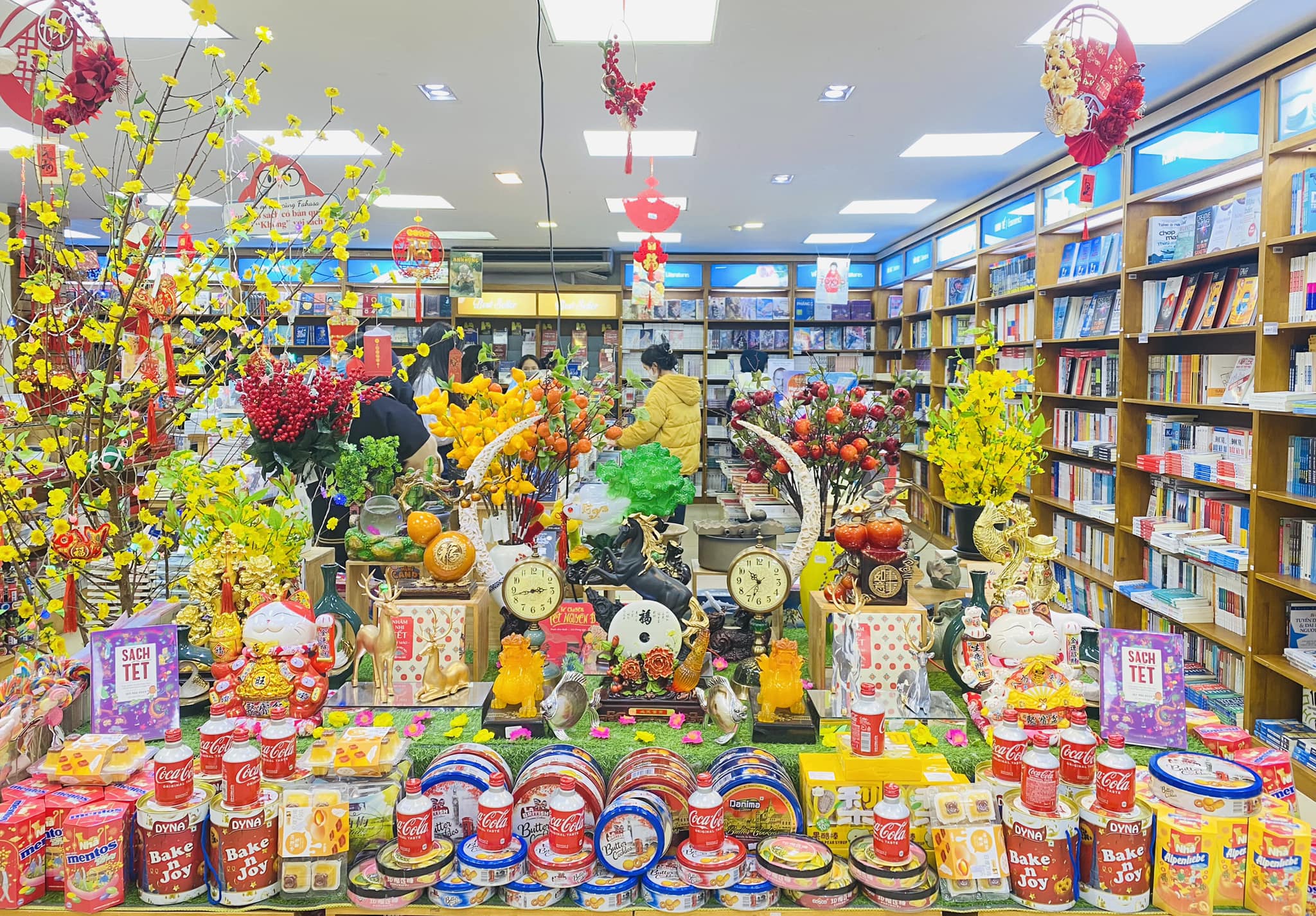 Cửa hàng bán đồ trang trí tết 2026 đẹp, đa dạng và giá tốt ở TP.HCM: Nhà sách FAHASA Cửa hàng bán đồ trang trí tết 2026 đẹp, đa dạng và giá tốt ở TP.HCM: Nhà sách FAHASA