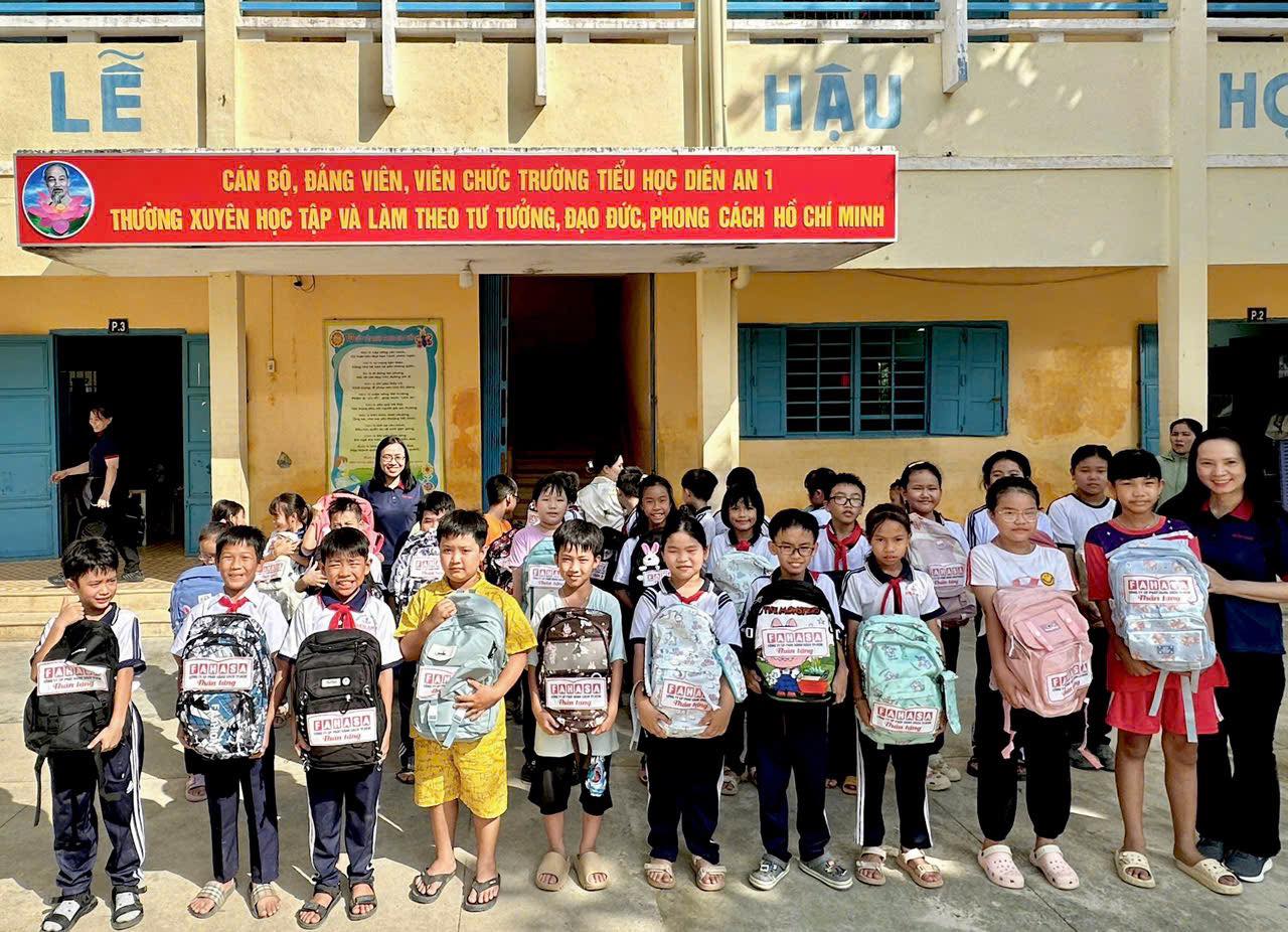 FAHASA Tiếp Sức Cho Các Em Học Sinh Có Hoàn Cảnh Khó Khăn Vùng Lũ Tại Tỉnh Đắk Lắk (Phú Yên Cũ) & Khánh Hòa